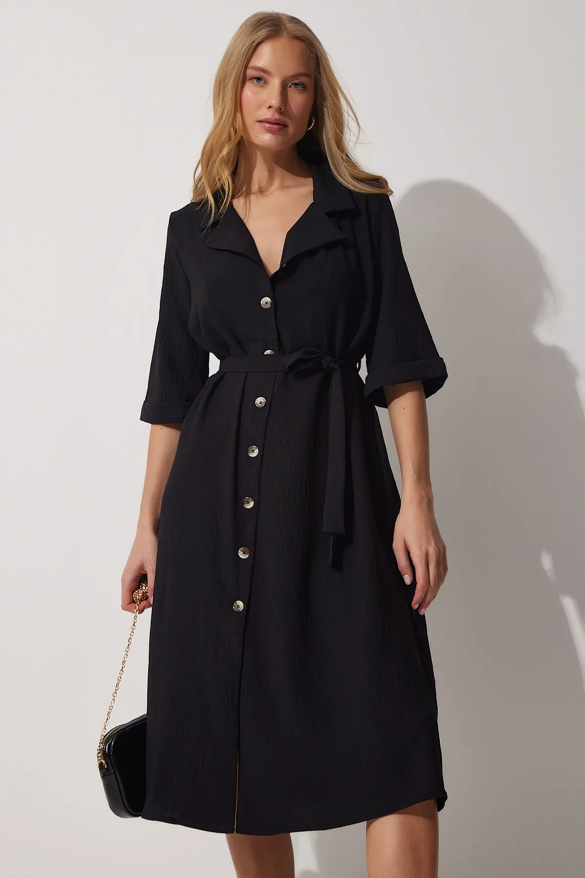 Happiness İstanbul  Schwarzes Sommer-Hemdkleid mit Gürtel für Damen MX00045