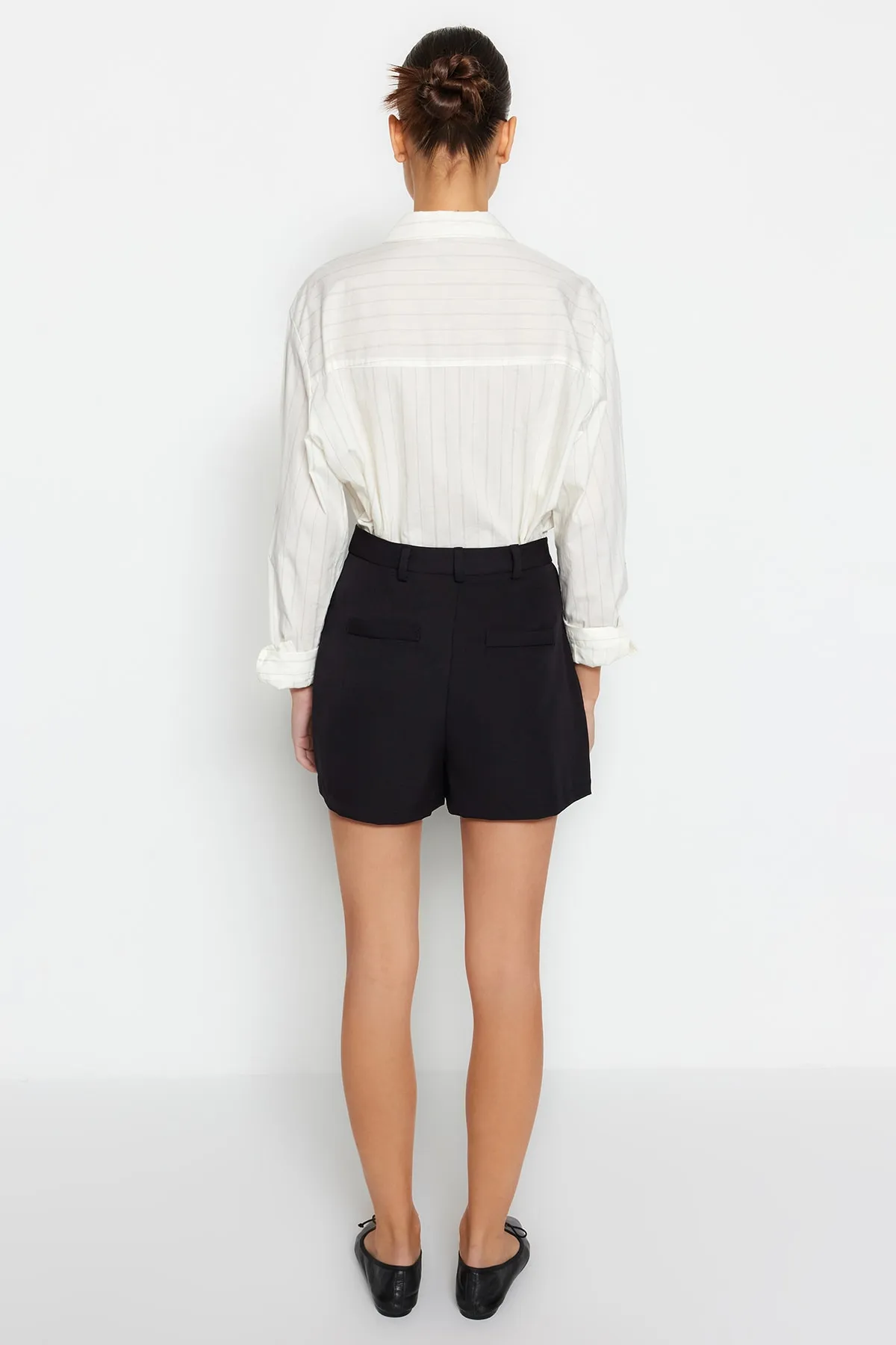 Trendyol Collection  Schwarze Shorts aus gewebtem Rippenmuster TWOSS23SR00079