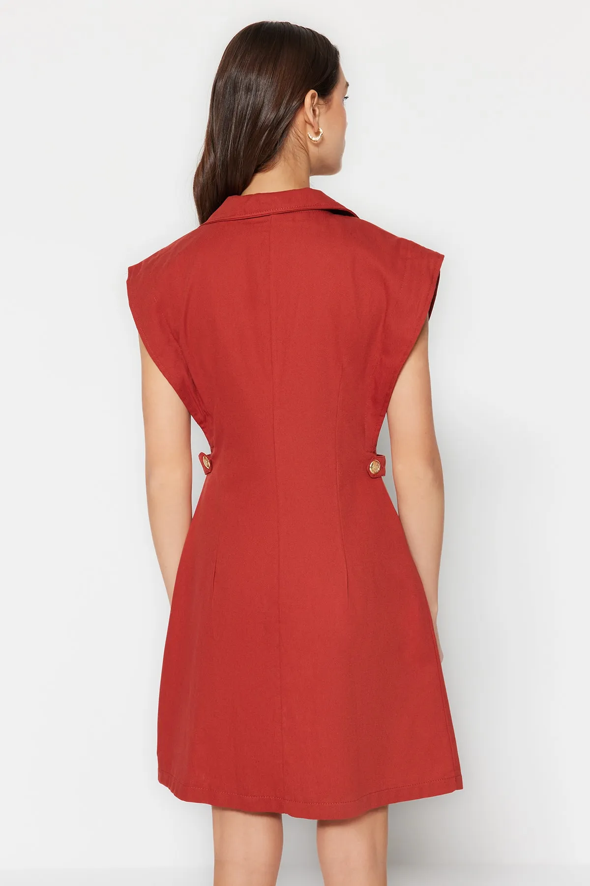 Trendyol Collection  Mini-Hemdkleid aus Webstoff mit Zimtknöpfen und Details TWOSS22EL2970