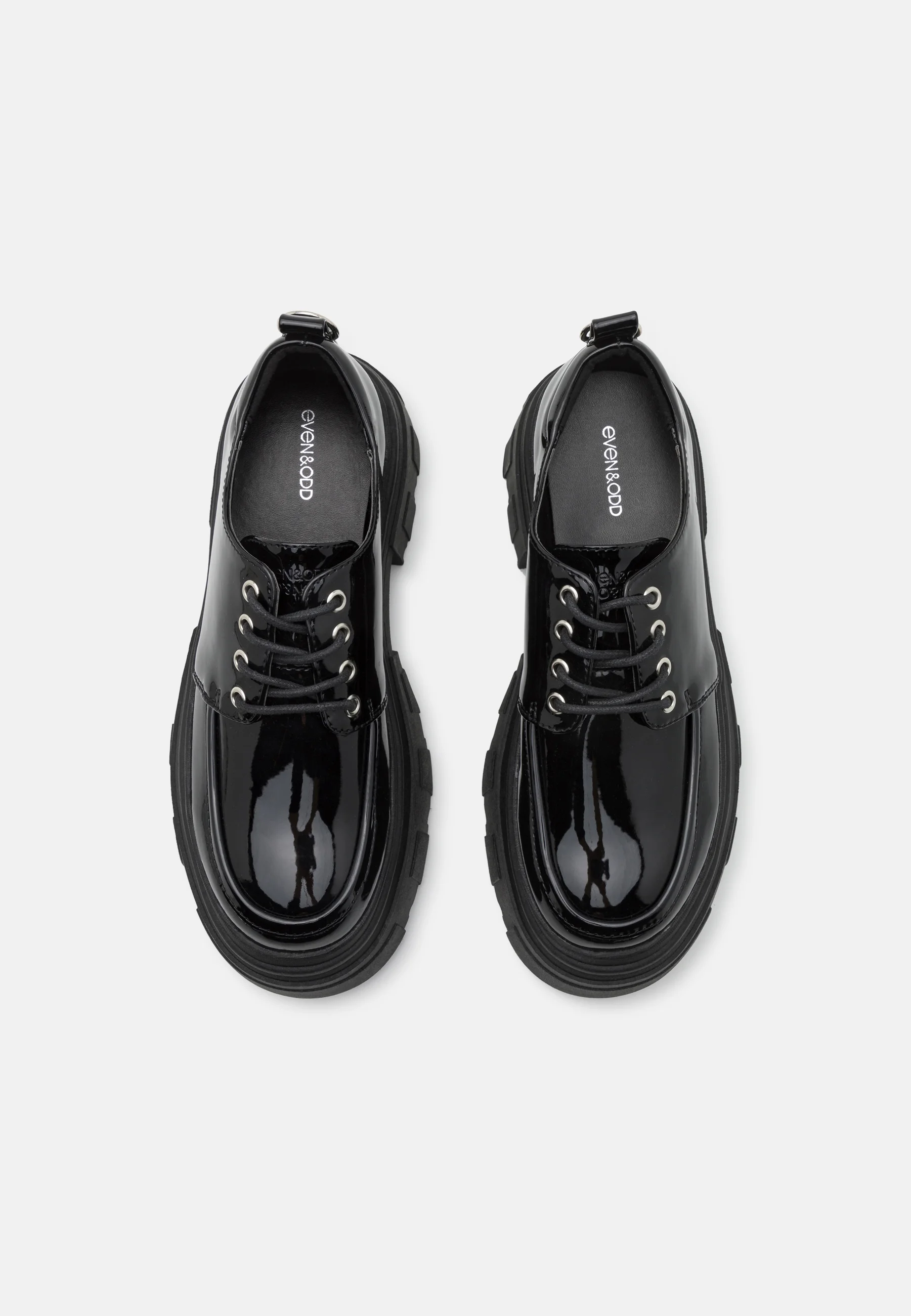 Zapatos con cordones pares e impares