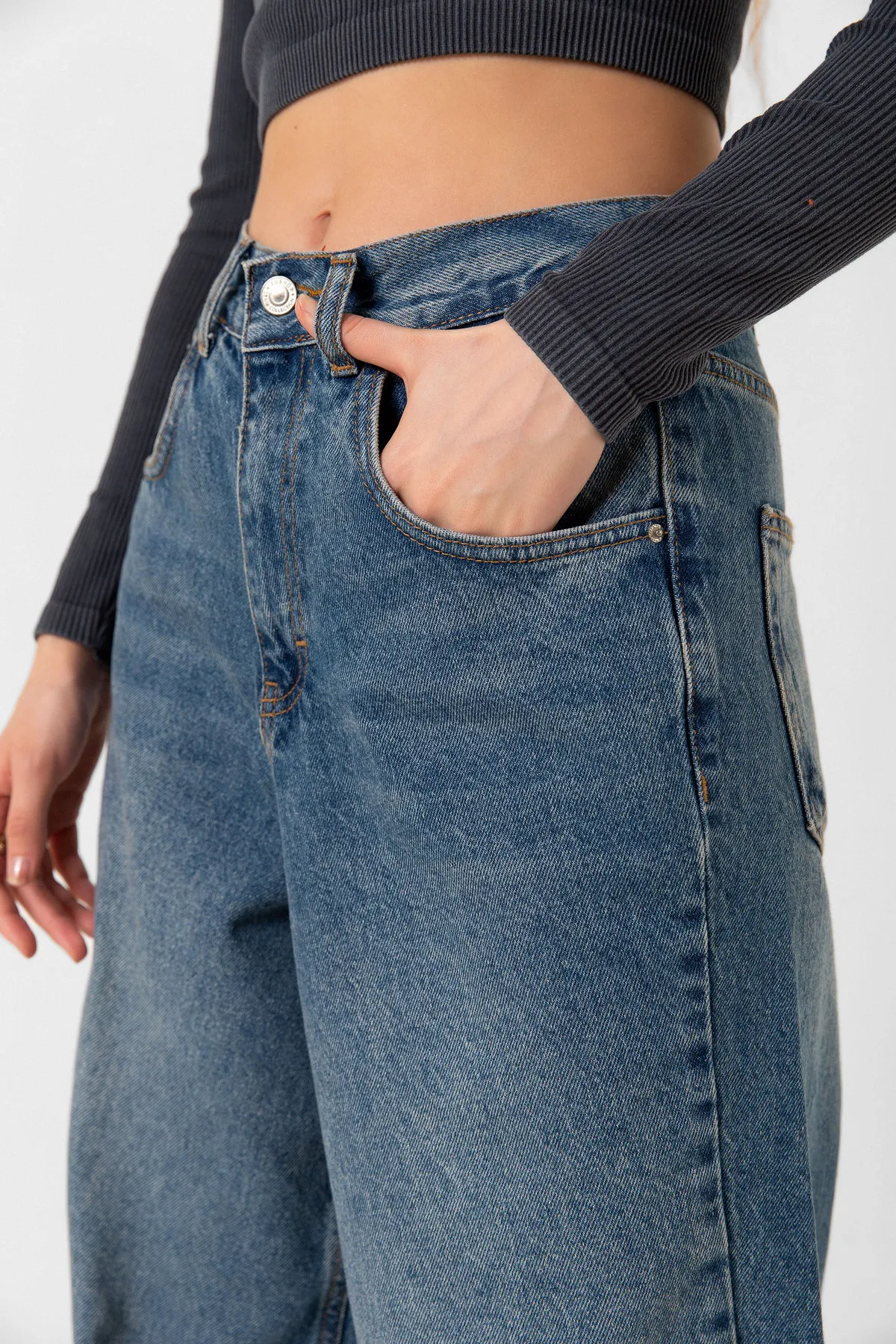 Maule  Schnalle im Detail, lockerer Schnitt, weites Bein, bequeme Baggy-Jeans, lockere Damenhose @milano