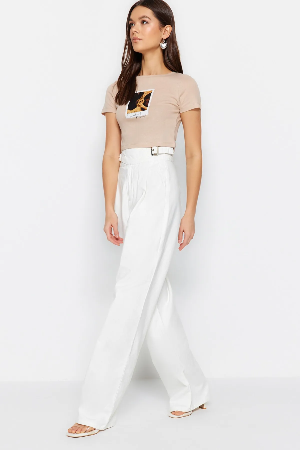 Trendyol Collection  Weiße Jeans mit hoher Taille und weitem Bein und Accessoire-Detail TWOSS23JE00280