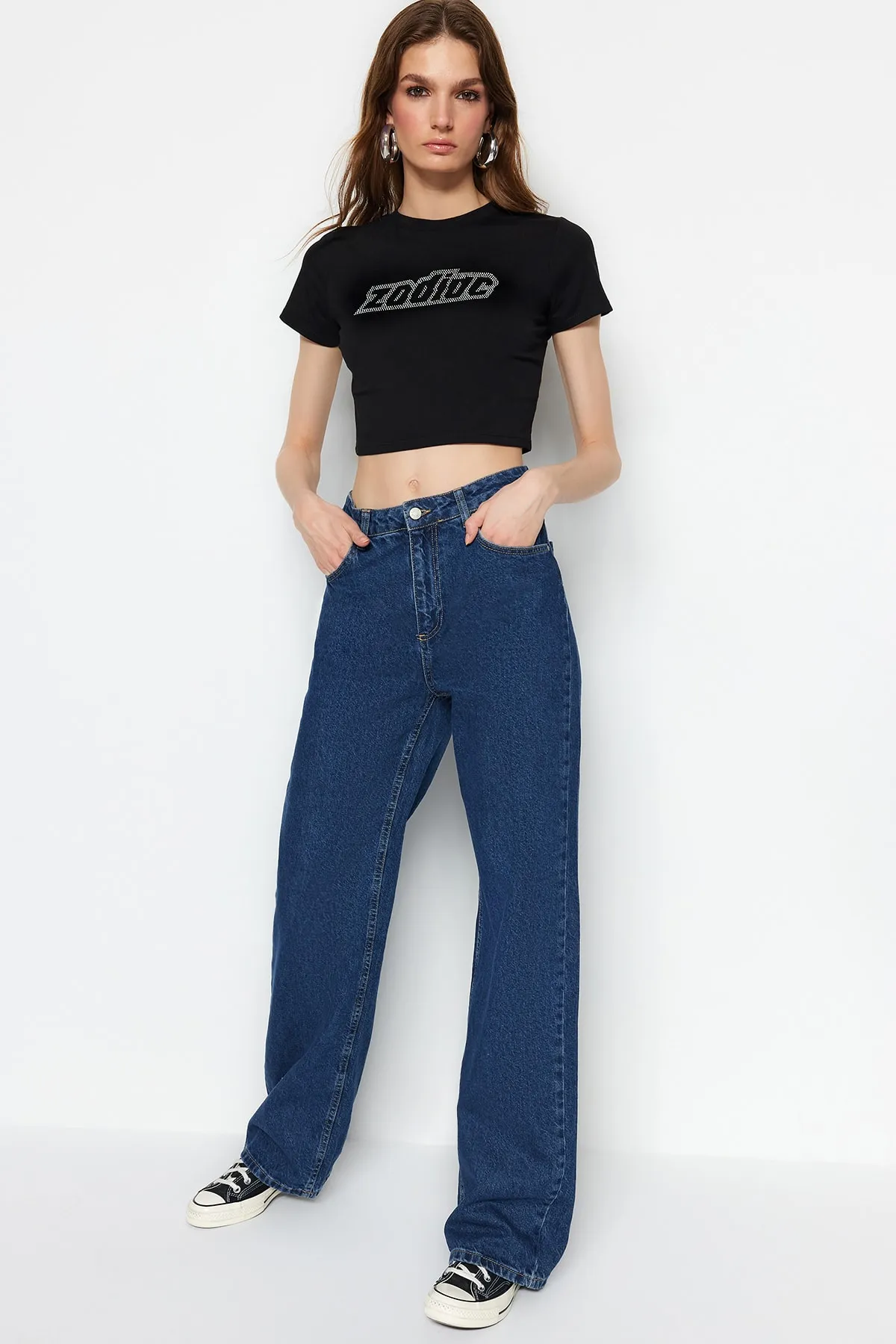 Trendyol Collection  Schwarzes, mit Steinen bedrucktes, kurz geschnittenes, dehnbares Strick-T-Shirt aus Baumwolle mit Rundhalsausschnitt und Rundhalsausschnitt TWOSS23TS00128
