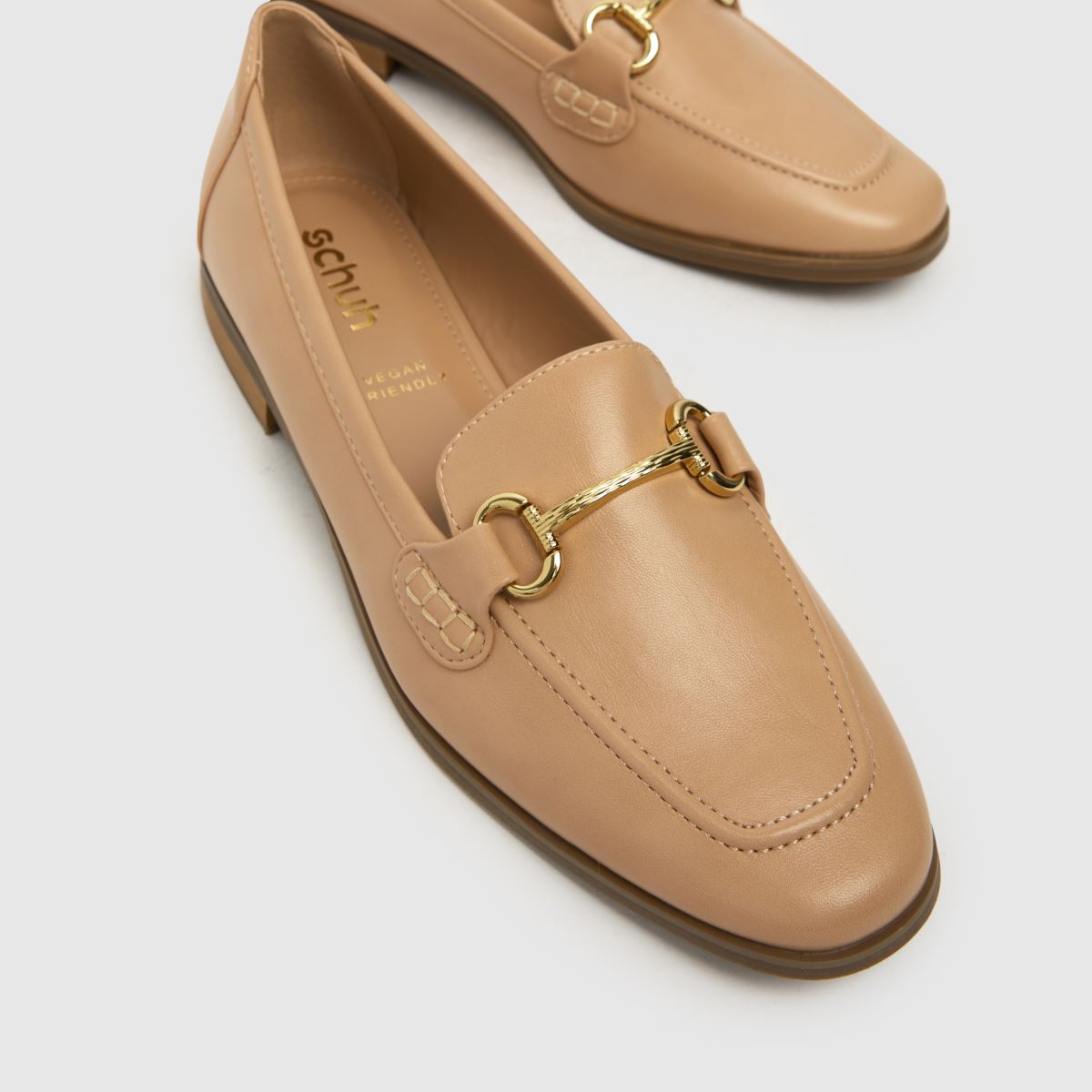 Schuh Lucena – Naturfärgade platta loafers med rem