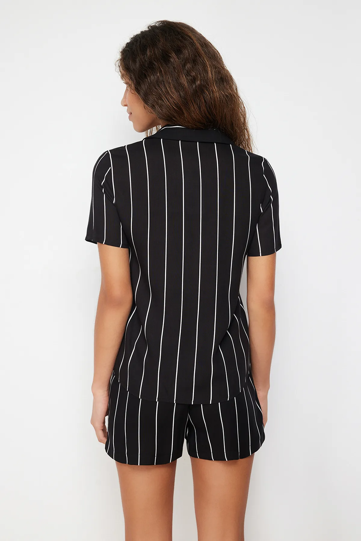 Trendyol Collection  Schwarz gestreiftes Viskose-Pyjama-Set THMSS24PT00012