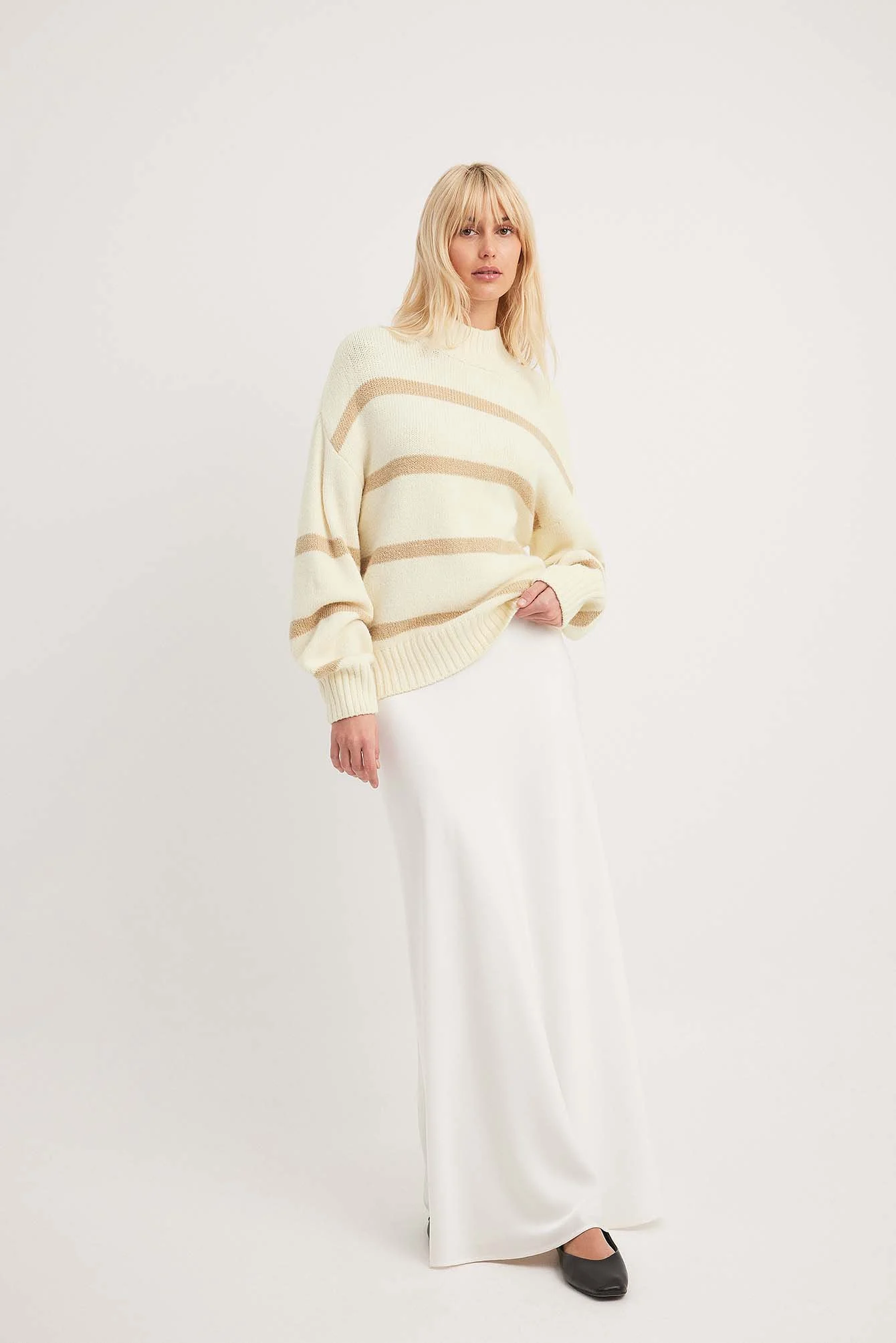 Gestreifter Strickpullover mit Rollkragen