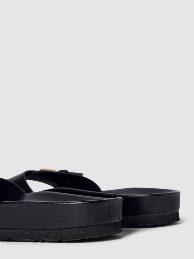 Pantoletten mit Label-Applikation in metallic Modell 'MULE' in schwarz