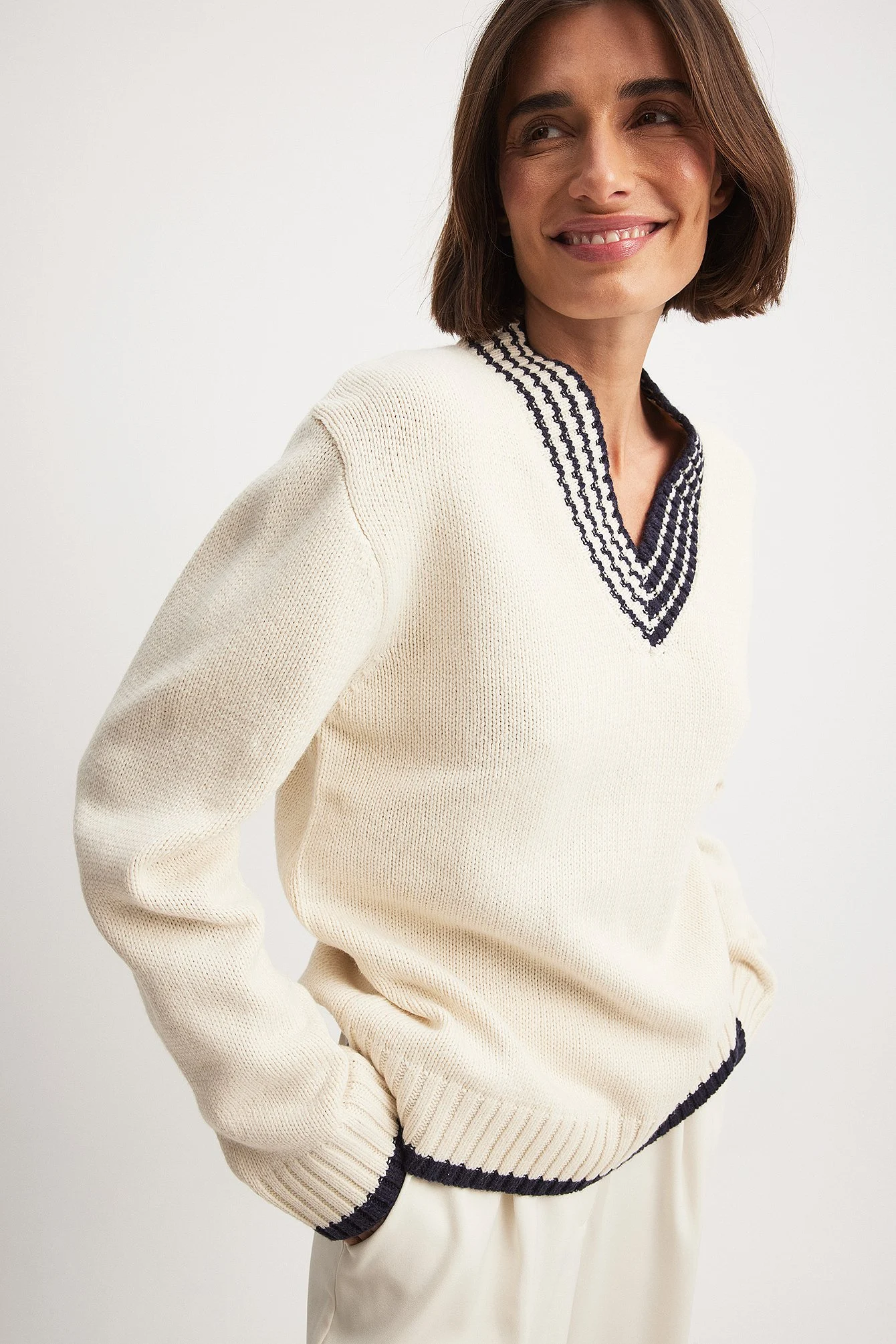 Oversized-Pullover mit V-Ausschnitt und Kontrastdetail