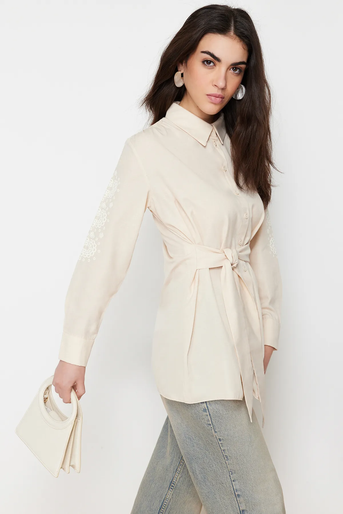 Trendyol Modest  Bedrucktes Baumwollhemd mit Gürtel und Steinärmeln und detailliertem Detail TCTSS24TG00038