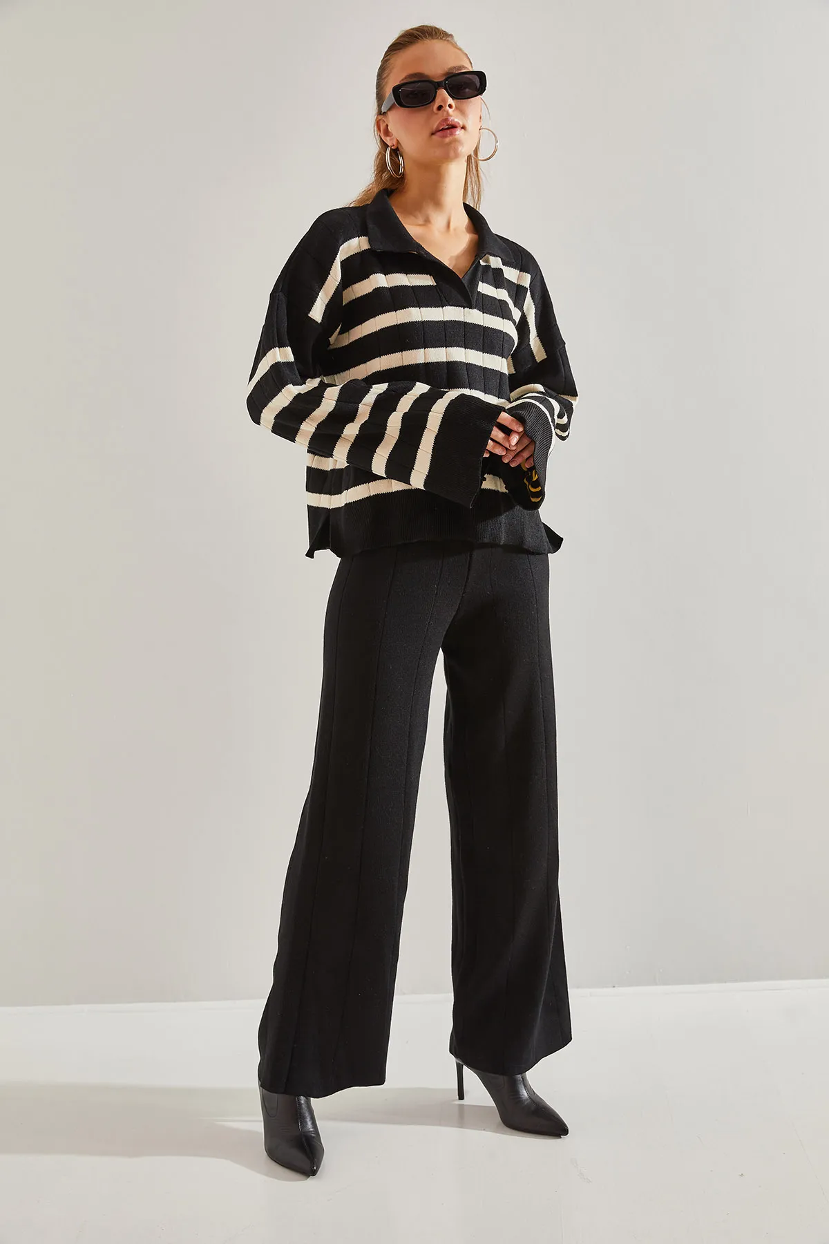 Bianco Lucci  Set aus gestreiftem Strickoberteil und -unterteil für Damen