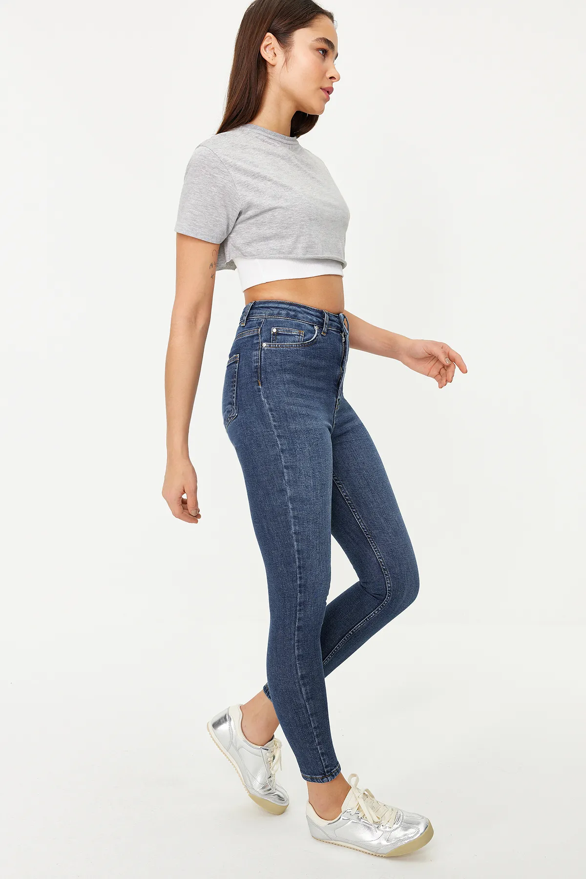 Trendyol Collection  Dunkelblaue Vintage-Röhrenjeans mit hoher Taille TWOSS24JE00079