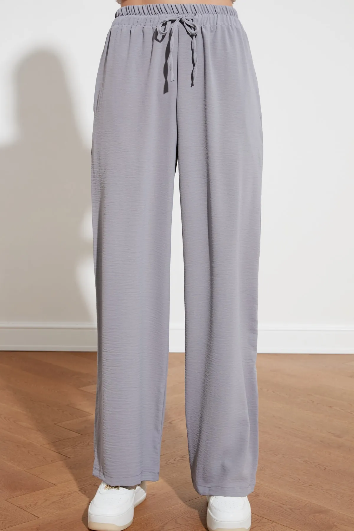 Trendyol Collection  Graue Webhose mit weitem Bein und elastischem Bund TWOSS21PL0248