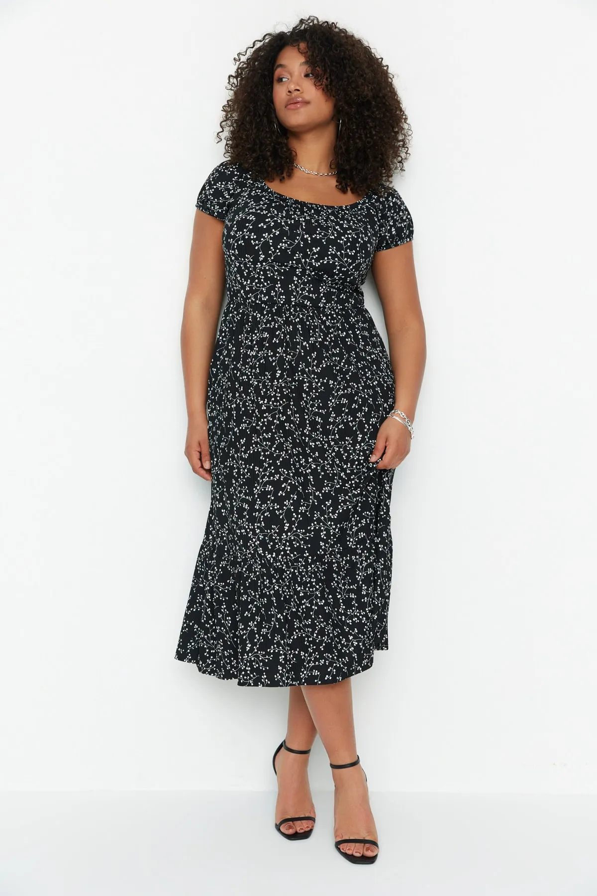 Trendyol Curve  Schwarzes Strickkleid mit Blumenmuster TBBSS22AH00009