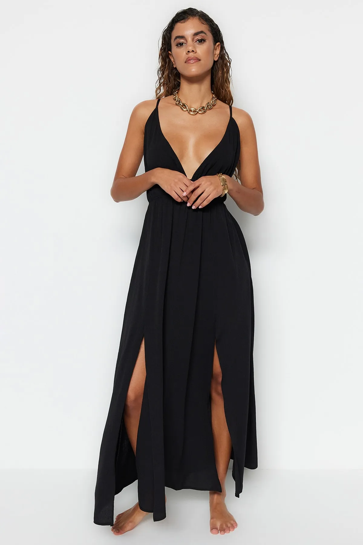 Trendyol Collection  Schwarzes, gerafftes Maxi-Strandkleid aus Webstoff TBESS23EL00063
