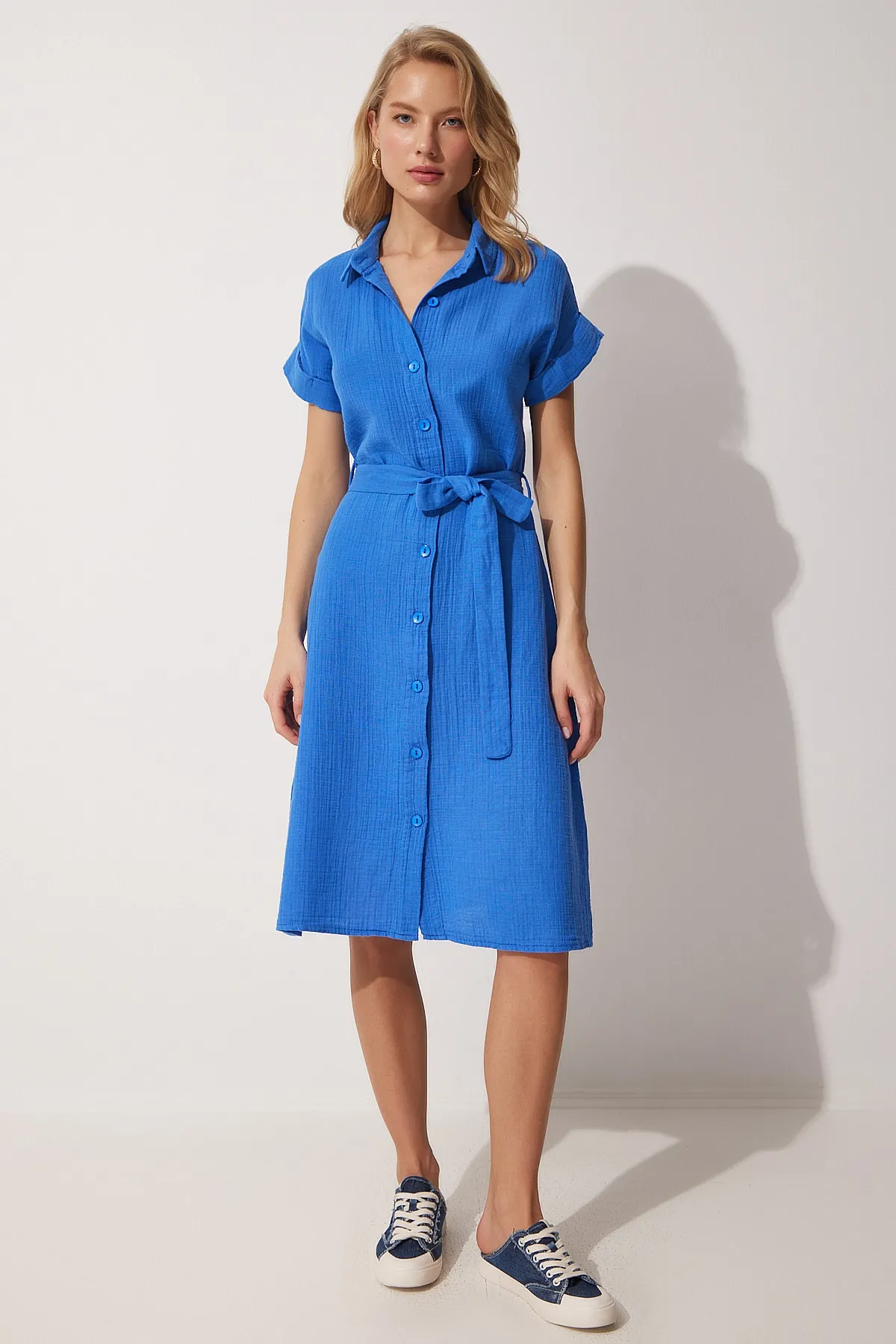 Happiness İstanbul  Blaues Leinenhemdkleid mit Gürtel für Damen MX00046