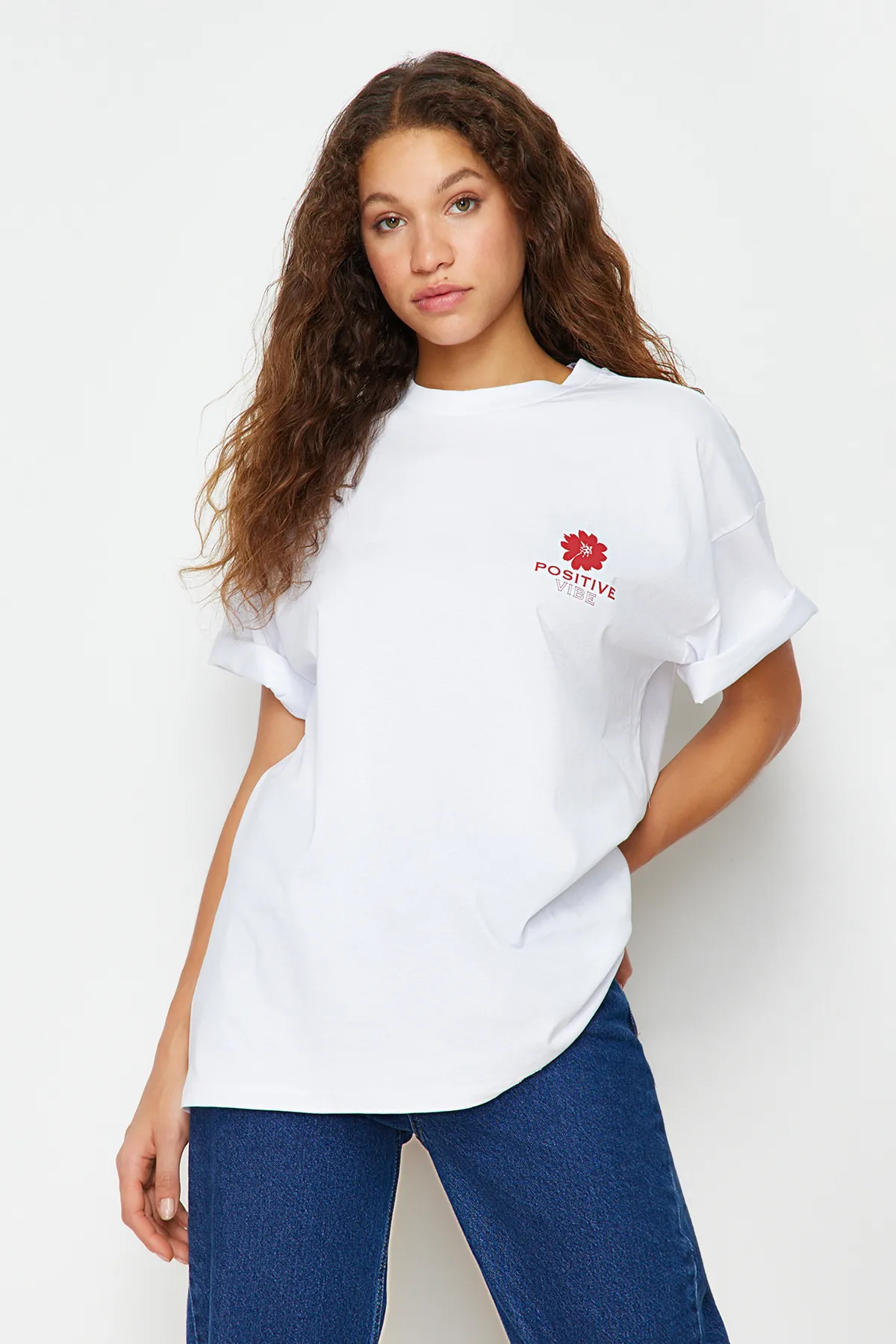 Trendyol Collection  Weißes Strick-T-Shirt mit Rundhalsausschnitt aus 100 % Baumwolle mit Aufdruck auf der Rückseite und weiter Passform TWOSS23TS00321