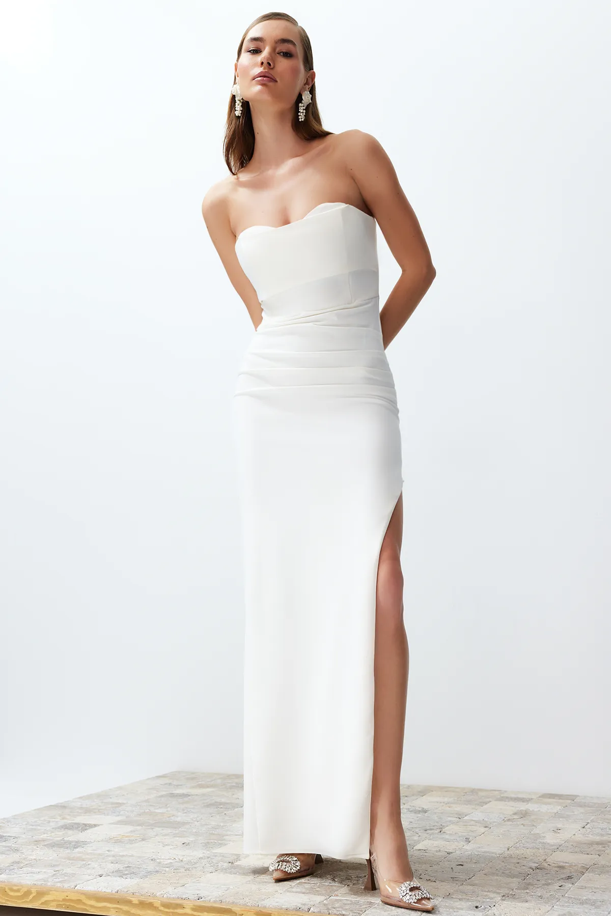 Trendyol Collection  Weißes, körperbetontes Brautkorsett, detailliertes Hochzeits-/Hochzeits-langes Abendkleid TPRSS24AE00069