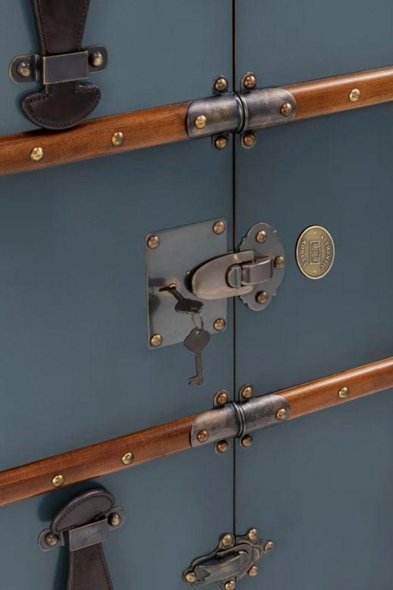 AUTHENTIC MODELS Barschrank Koffer Stateroom Petrol Blau