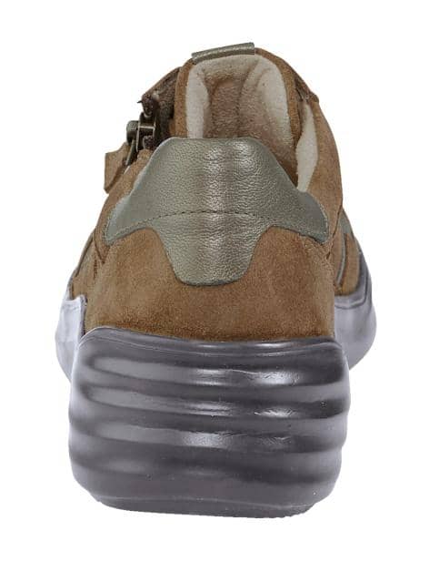 Sneaker in harmonischer Farbkombination