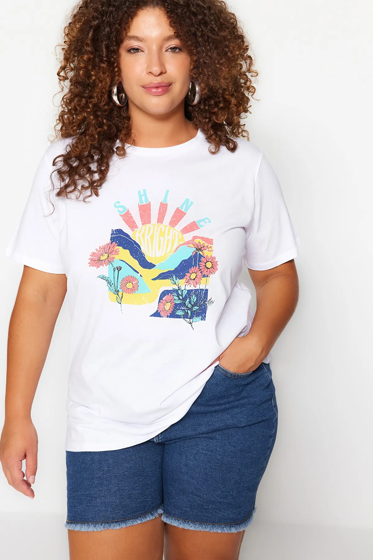 Trendyol Curve  Weißes bedrucktes Strick-T-Shirt mit Rundhalsausschnitt TBBSS22TS1944