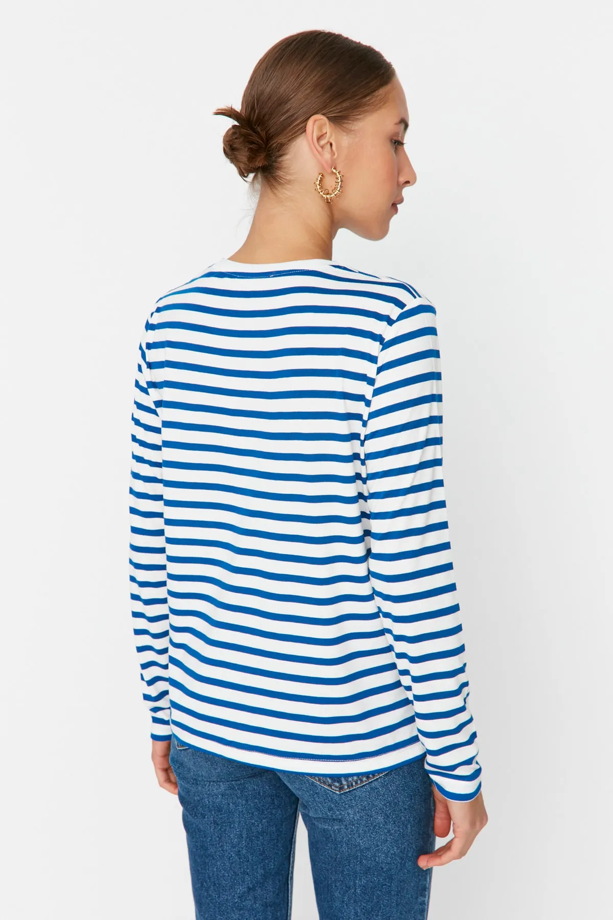 Trendyol Collection  Marineblaues, gestreiftes Basic-Strick-T-Shirt mit Rundhalsausschnitt und regulärem/normalem Muster TWOAW23TS00002