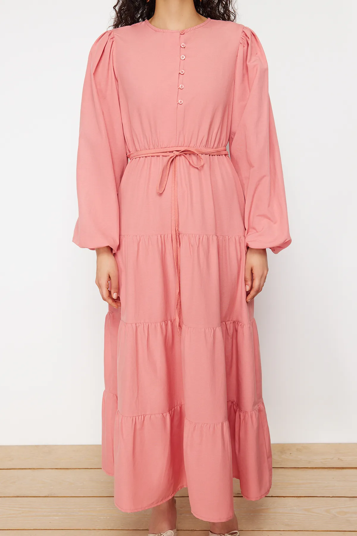 Trendyol Modest  Detailgetreues gewebtes Kleid mit getrockneten Rosenknöpfen und Taillenband TCTSS24EB00163