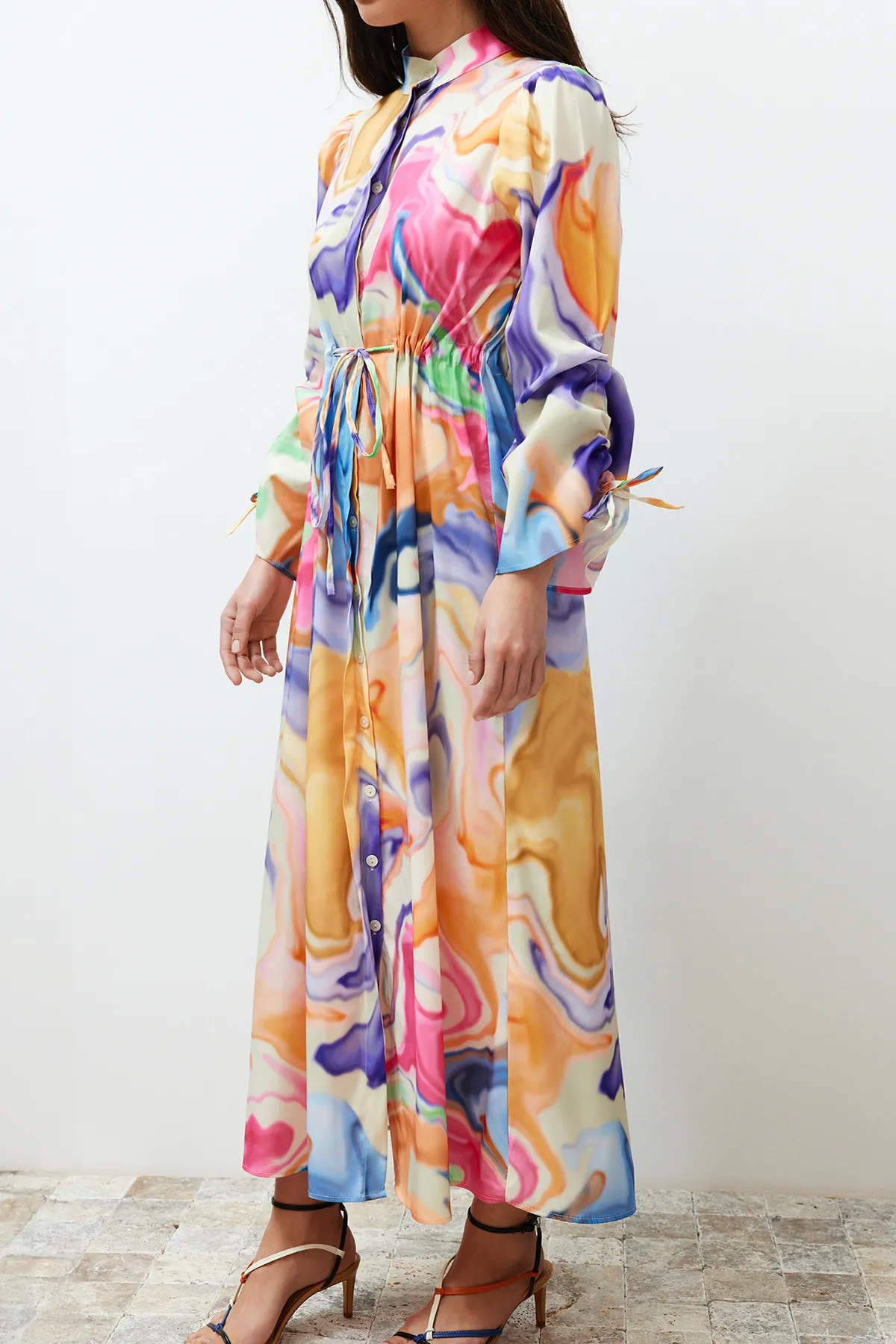 Trendyol Modest  Mehrfarbiges, vergrößerbares Kragen-Kordelzug-Gerafftes, detailliertes abstraktes Webkleid TCTSS24EB00103