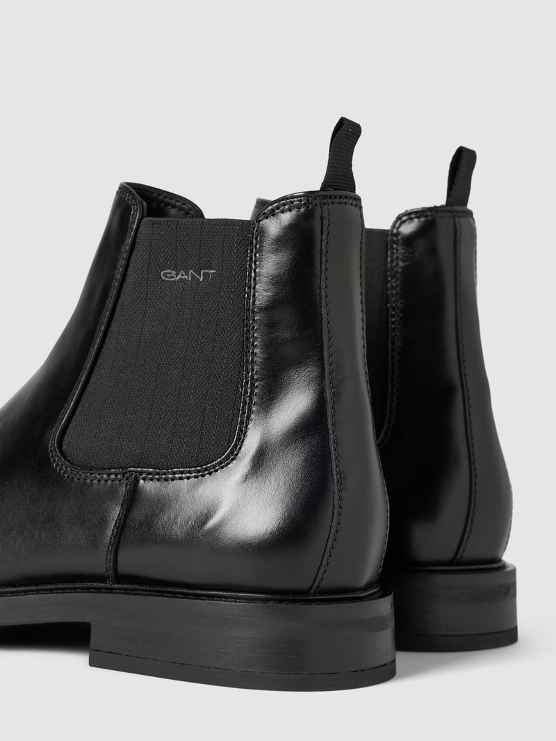 Chelsea Boots aus Leder mit elastischen Einsätzen in schwarz