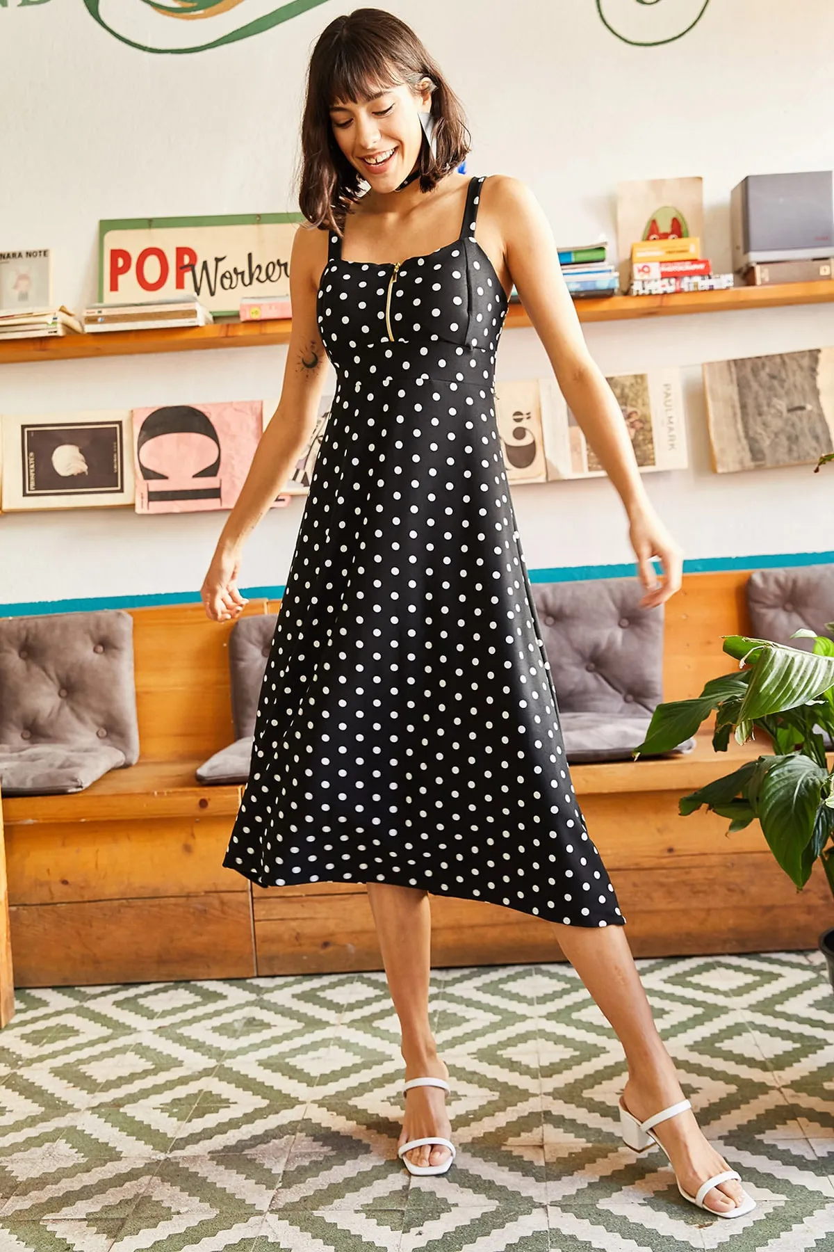 Olalook  Schwarzes Damenkleid mit gepunktetem Reißverschluss und großem Palmenmuster ELB-19000615