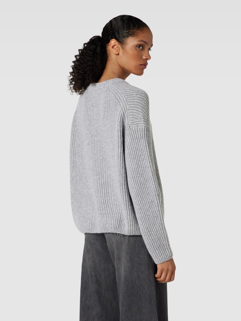 Strickpullover mit Rundhalsausschnitt Modell 'NAARUKO' in hellgrau