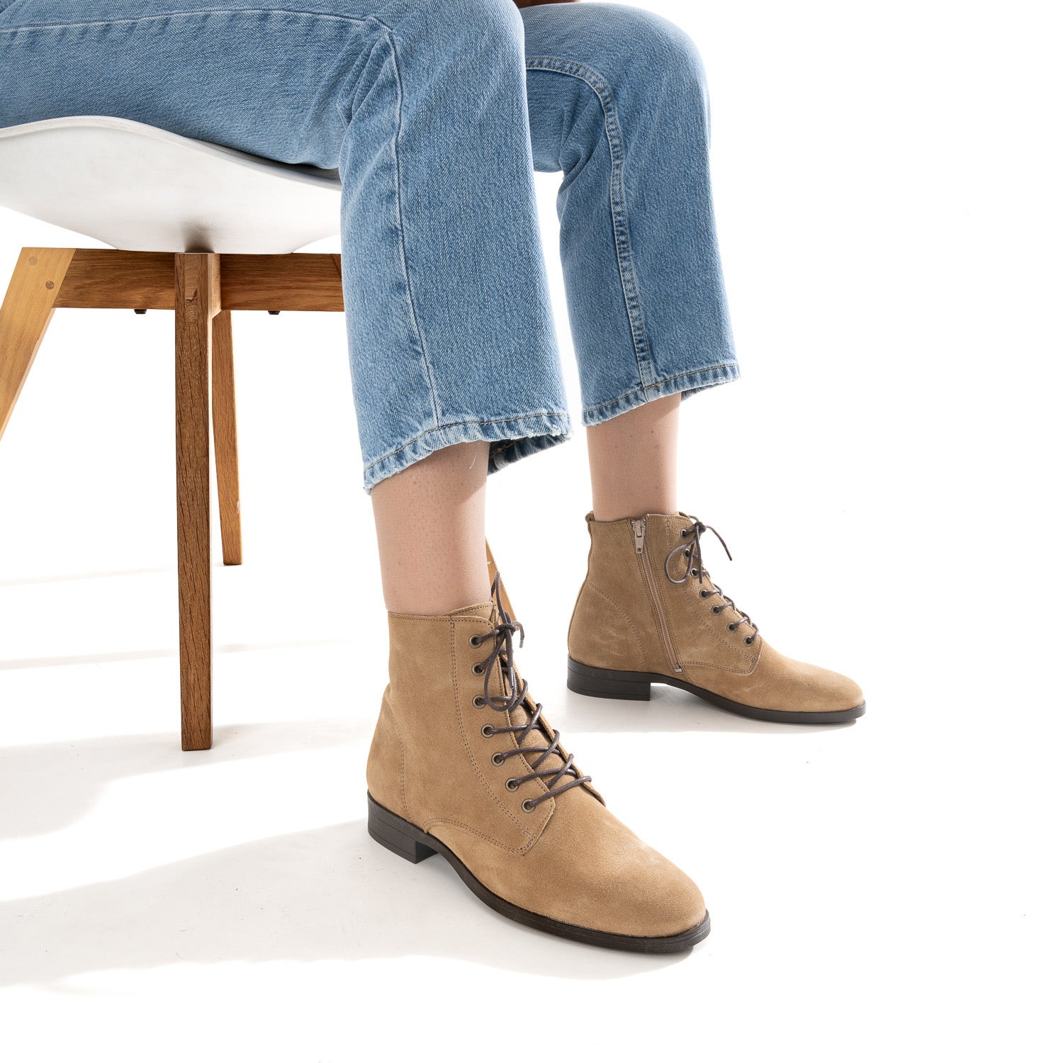 Bottine taupe éco-conçue en cuir velours