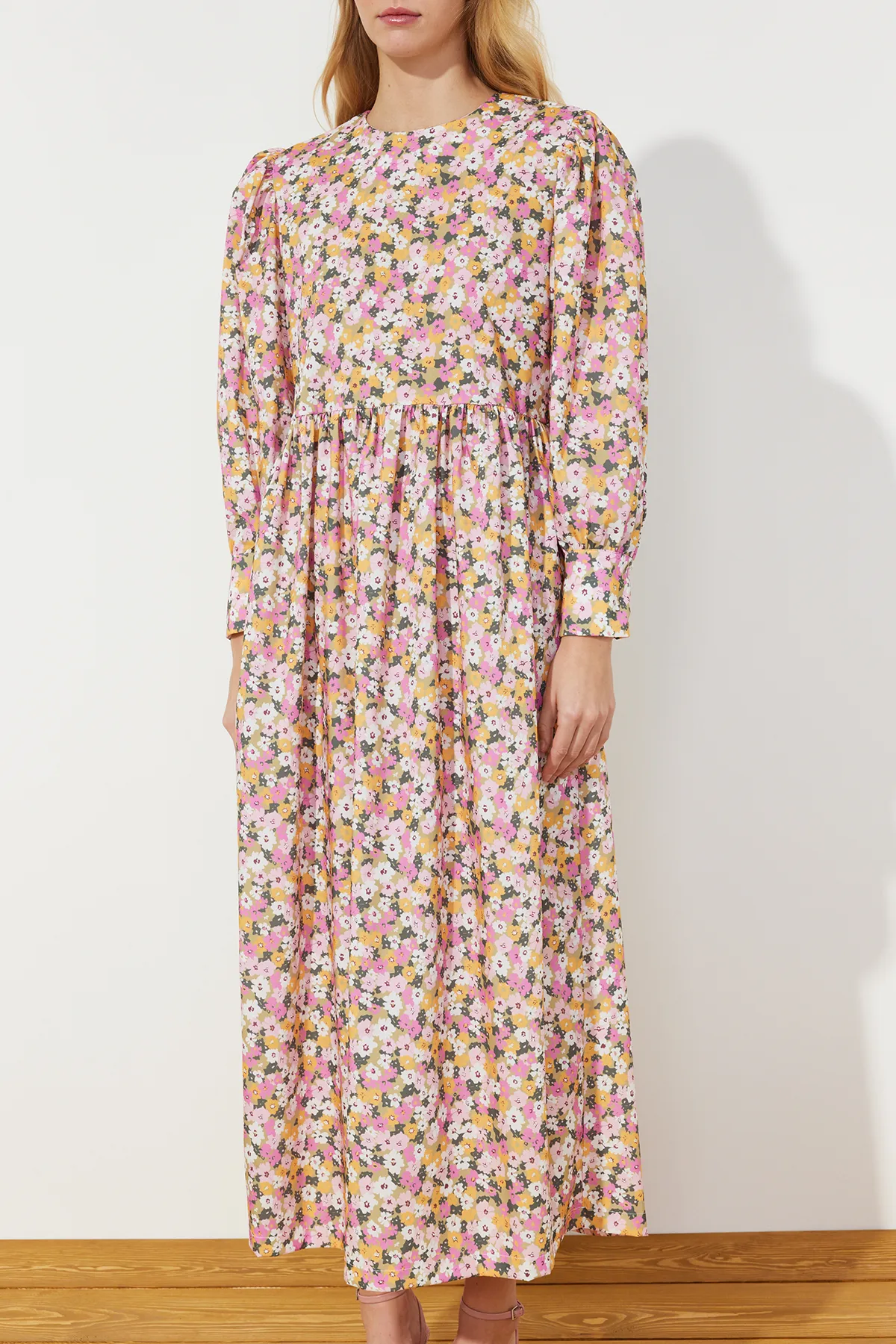 Trendyol Modest  Mehrfarbiges Kleid aus gewebter Baumwolle mit Blumenmuster TCTSS24EB00088