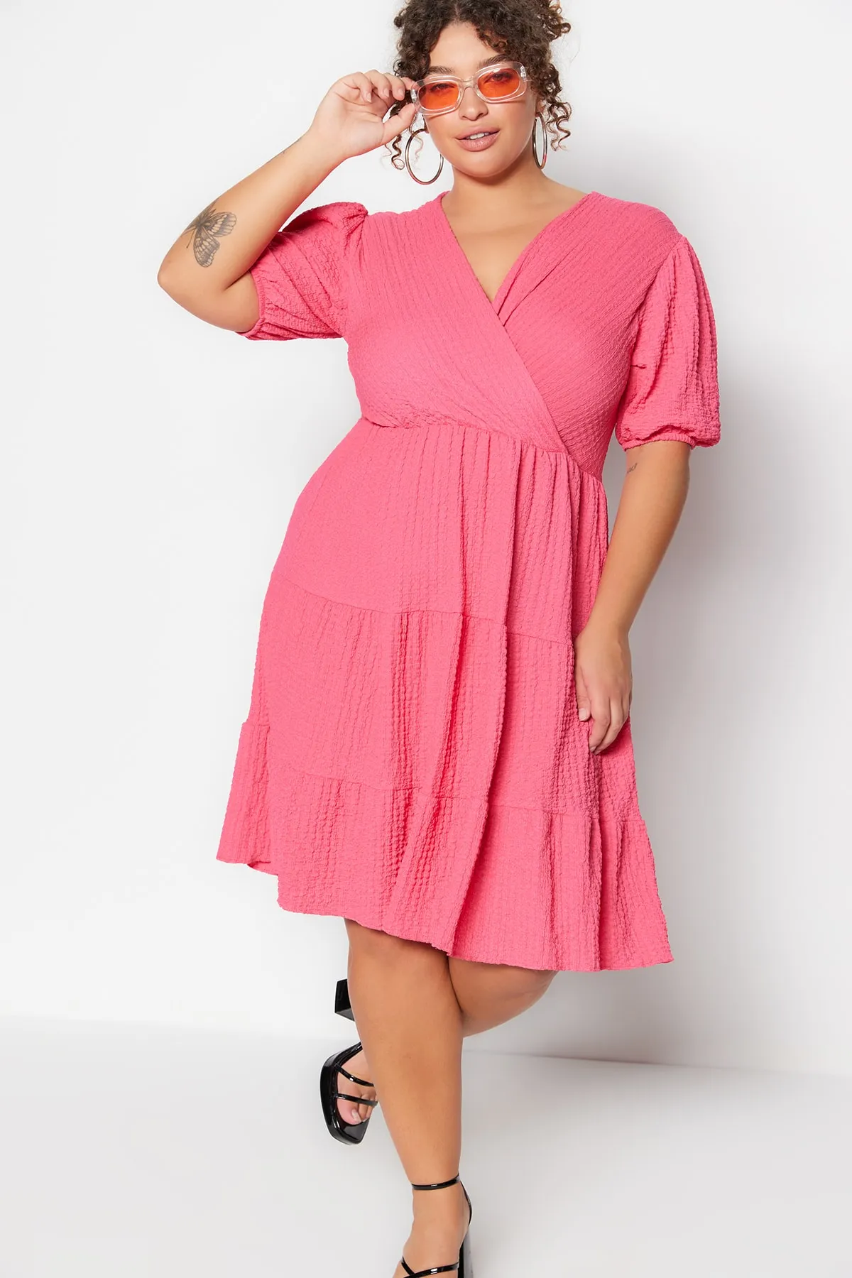Trendyol Curve  Fuchsiafarbenes Skater-Strickkleid mit V-Ausschnitt und zweireihigem Verschluss TBBSS22EL2987