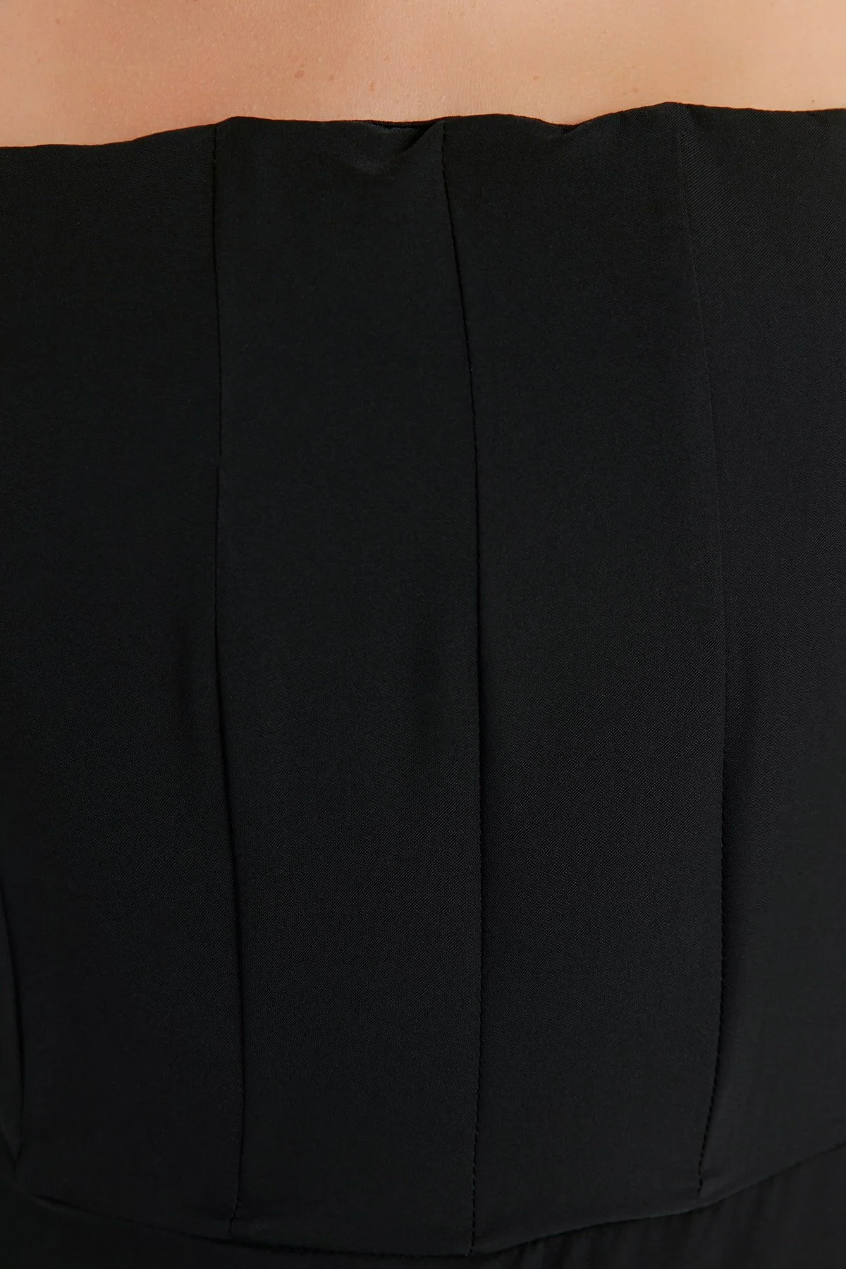 Trendyol Collection  Schwarzes, detailliertes, elegantes Abendkleid TPRSS22EL00065