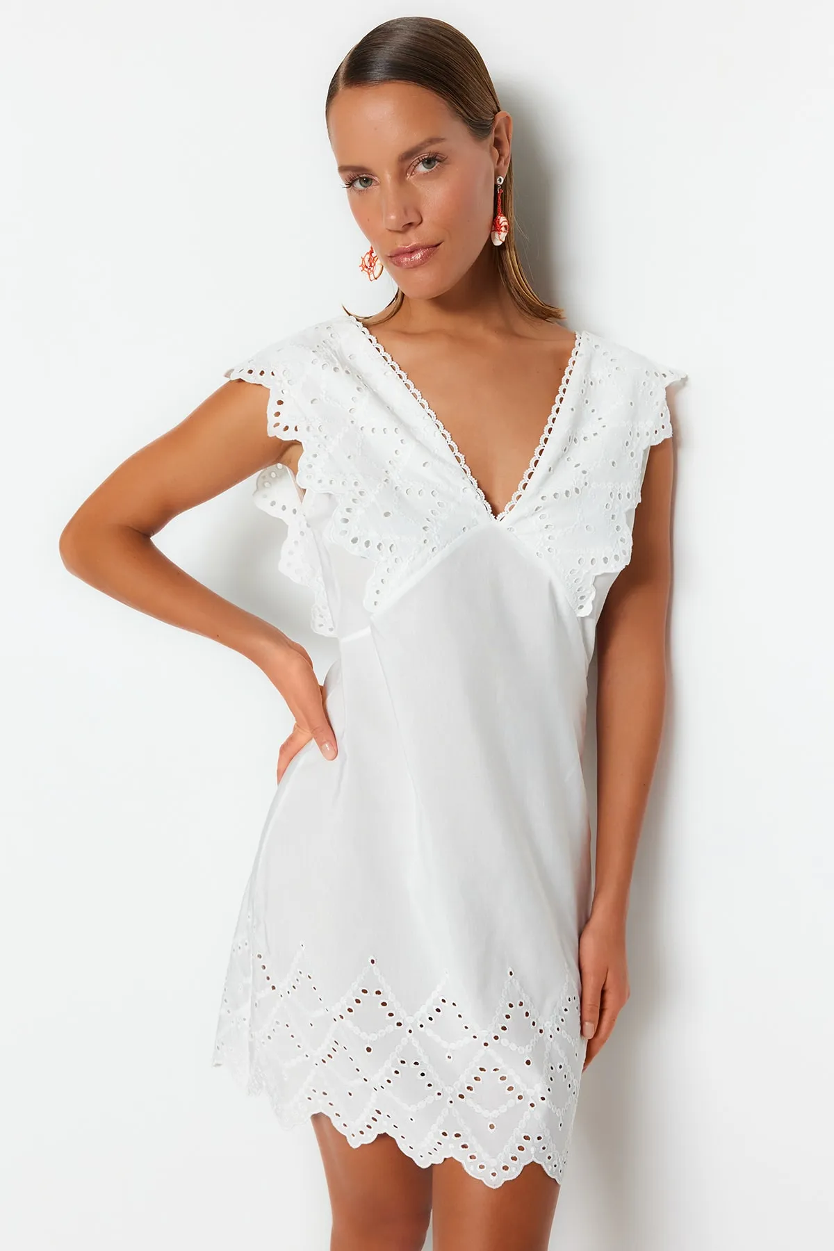 Trendyol Collection  Weißes, figurbetontes Mini-Strandkleid mit gewebter Stickerei TBESS23EL00257