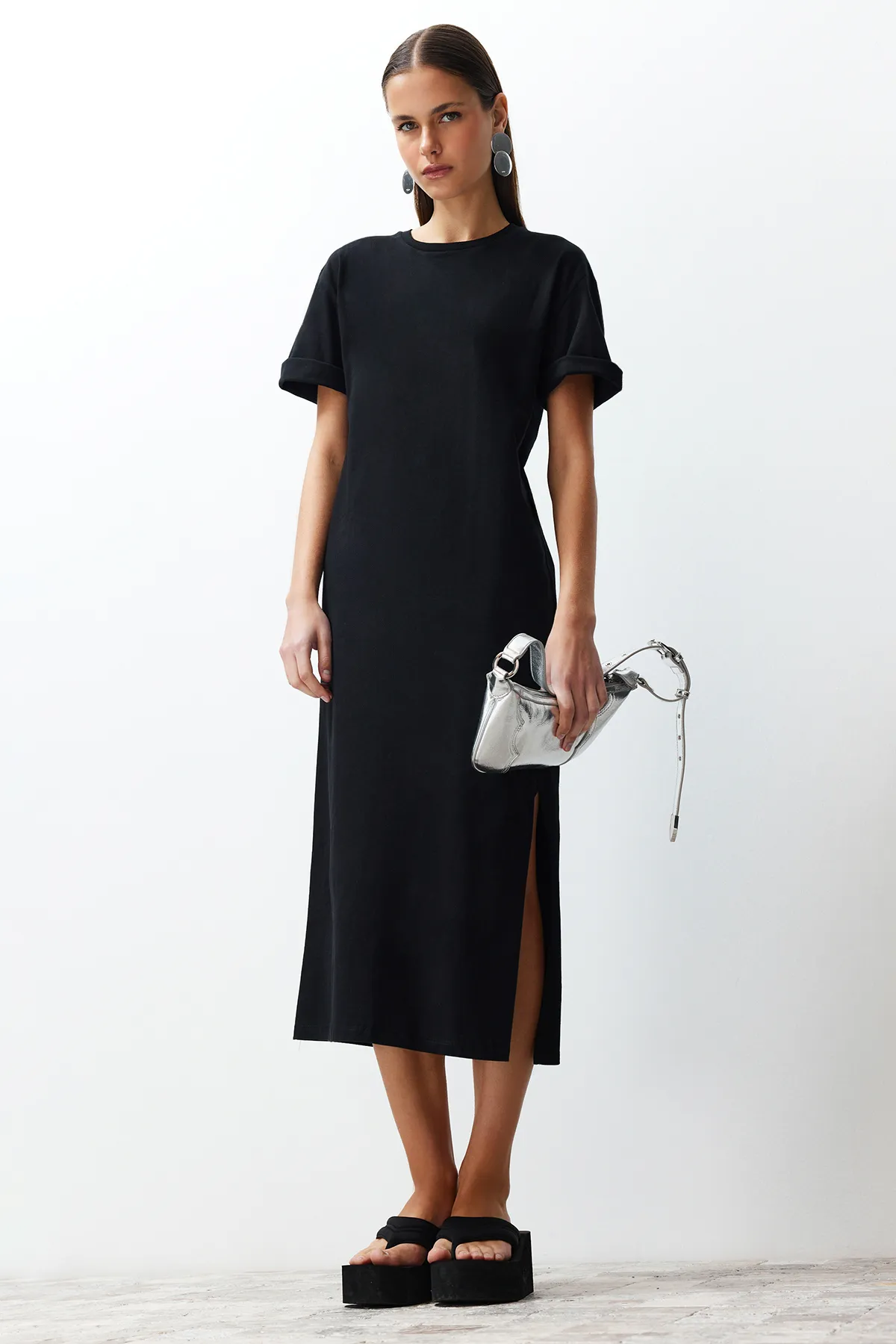 Trendyol Collection  Schwarzes, schlichtes T-Shirt-Kleid, 100 % Baumwolle, Schlitzdetail, Shift/bequemer Schnitt, Midi TWOSS24EL00140