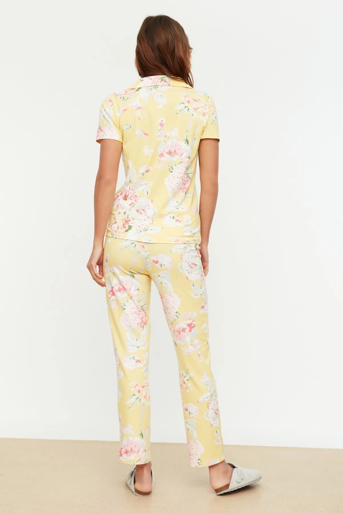 Trendyol Collection  Gelbes, gestricktes Pyjama-Set aus Hemd und Hose aus 100 % Baumwolle mit Blumenmuster THMSS20PT0063