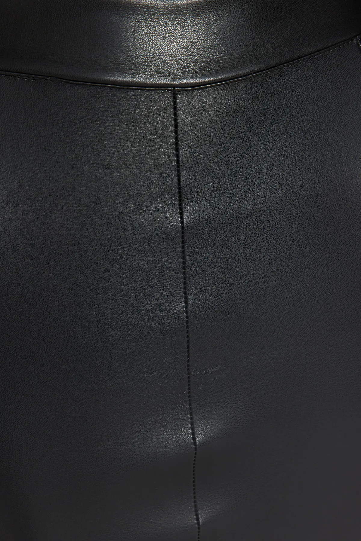 Trendyol Collection  Schwarzer Minirock aus Kunstleder mit hoher Taille TWOAW24ET00154