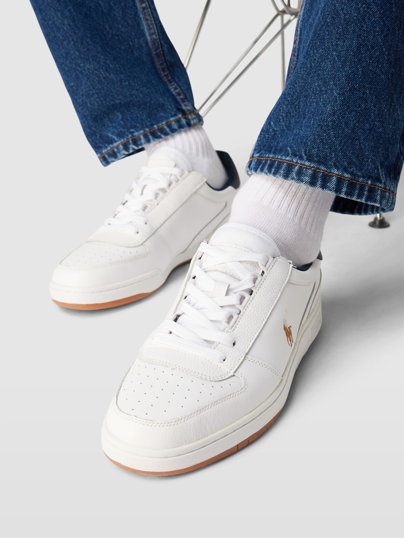 Sneaker mit Label-Stitching in weiß