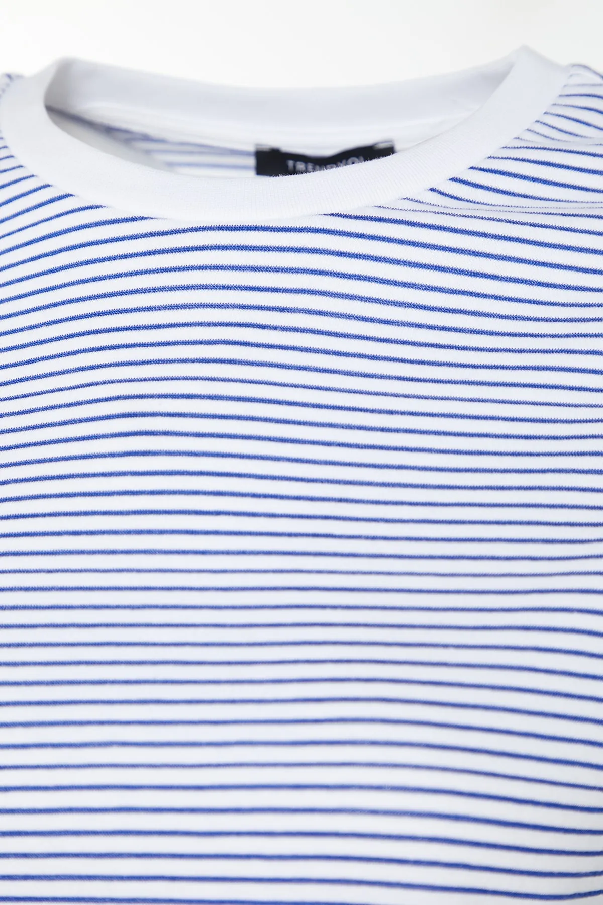 Trendyol Curve  Marineblaues, gestreiftes, gestreiftes Strick-T-Shirt mit Rundhalsausschnitt TBBSS23BF00068
