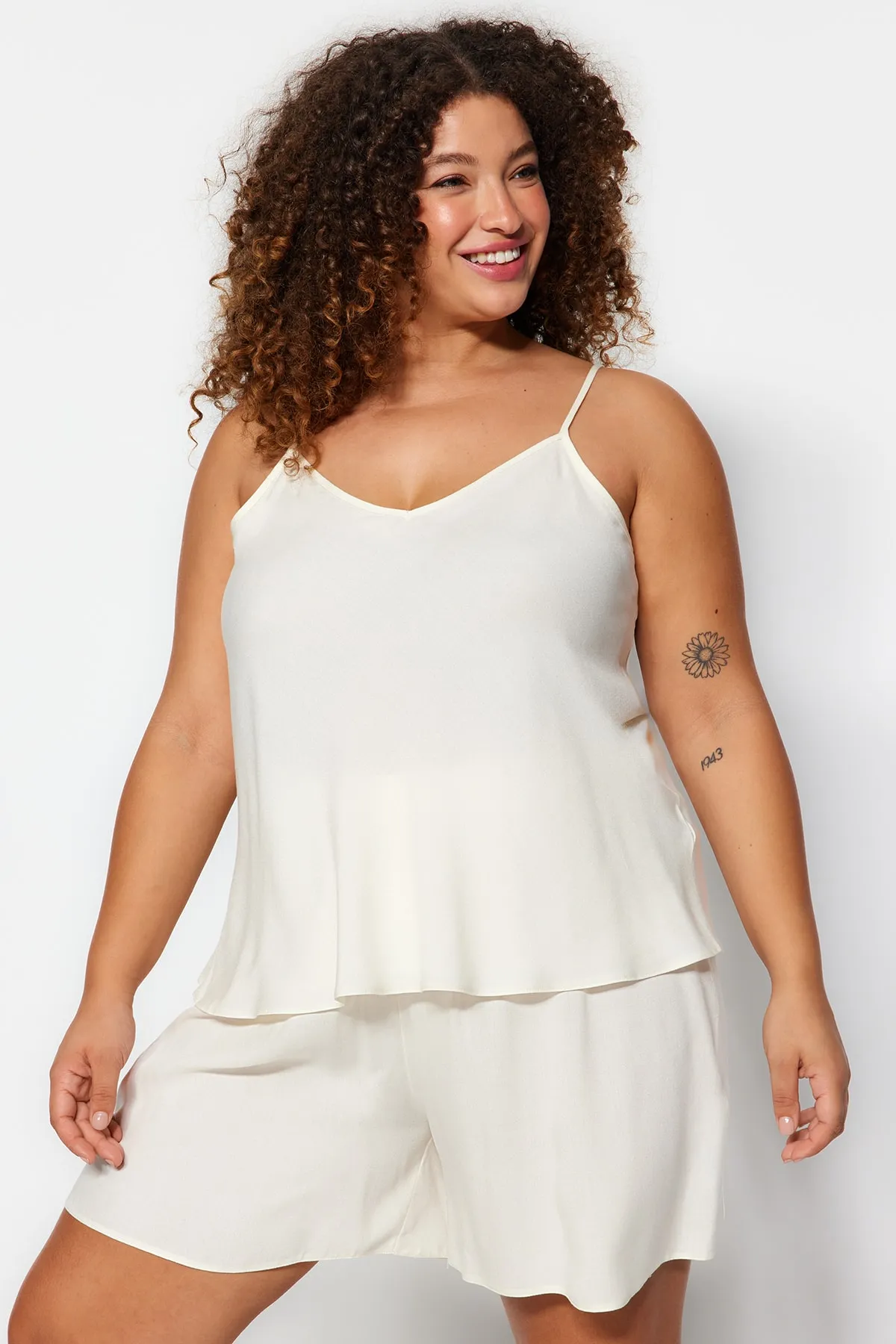 Trendyol Curve  Ecrufarbenes Pyjama-Set aus gewebter Viskose mit Trägern TBBSS23AI00021
