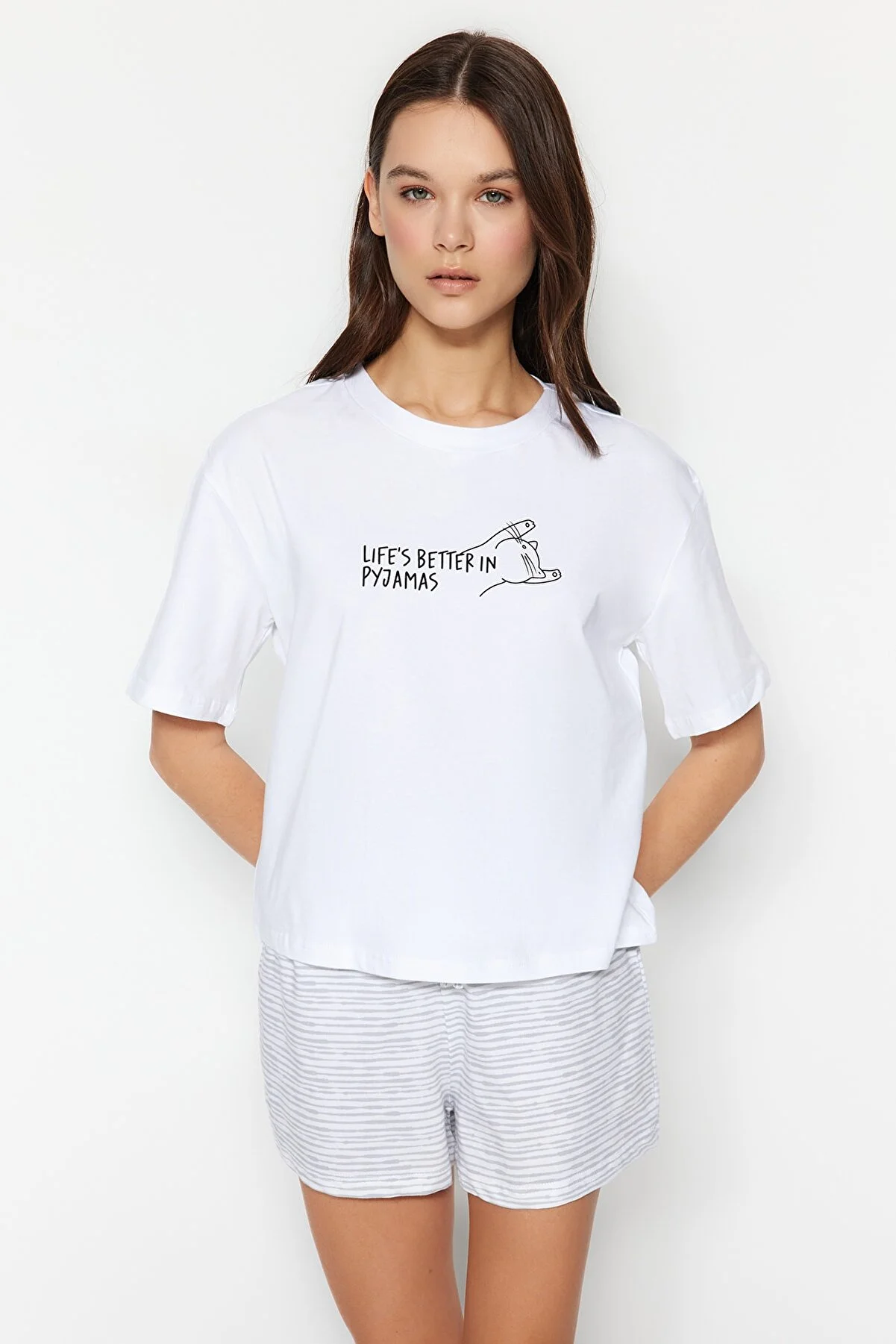 Trendyol Collection  Weiß gestreiftes Baumwoll-T-Shirt-Shorts-Strick-Pyjama-Set mit Slogan-Print THMSS23PT00228