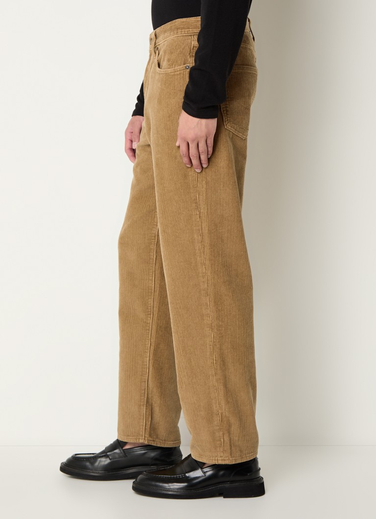 Pantaloni chino Levi's 568 din catifea reiată, cu croială dreaptă, cu buzunare laterale.