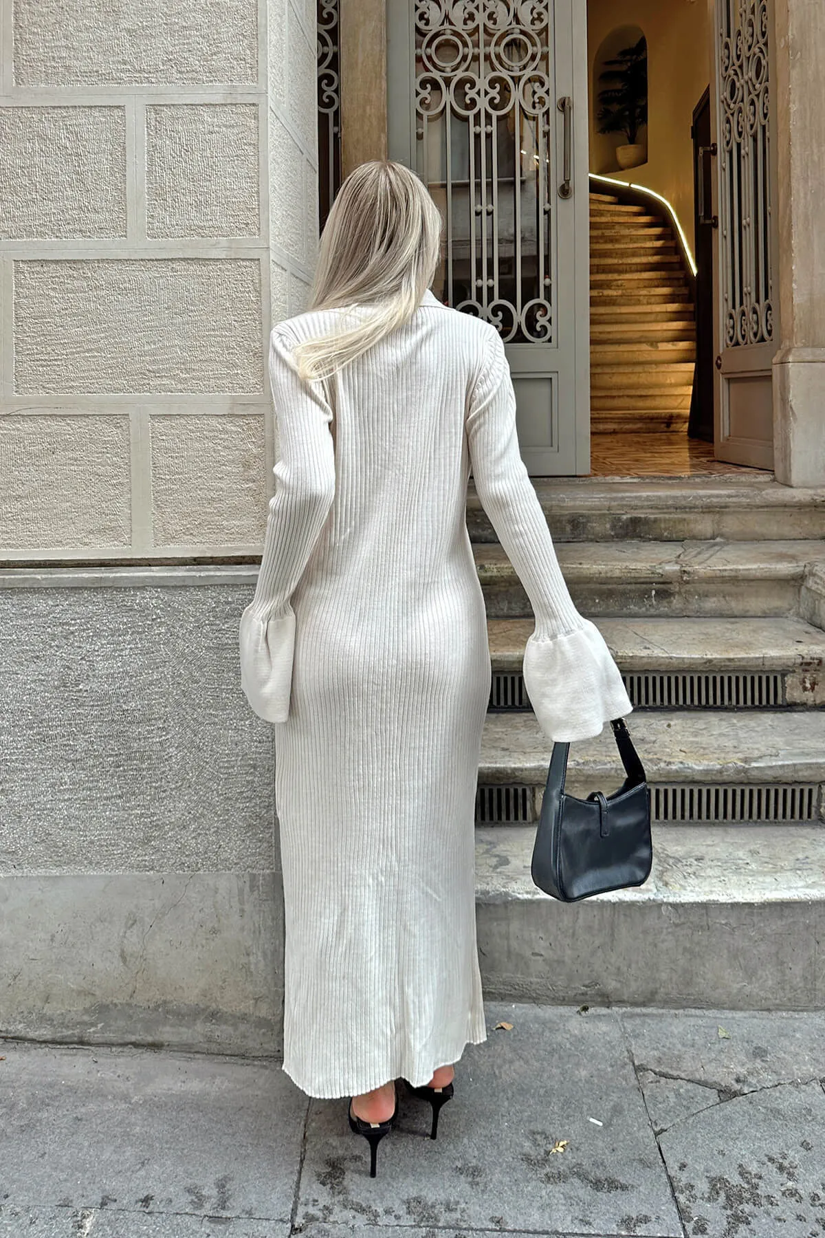Swist  Beigefarbenes Midi-Strickkleid mit Sasha-Polokragen und geknöpften Ärmeln für Damen