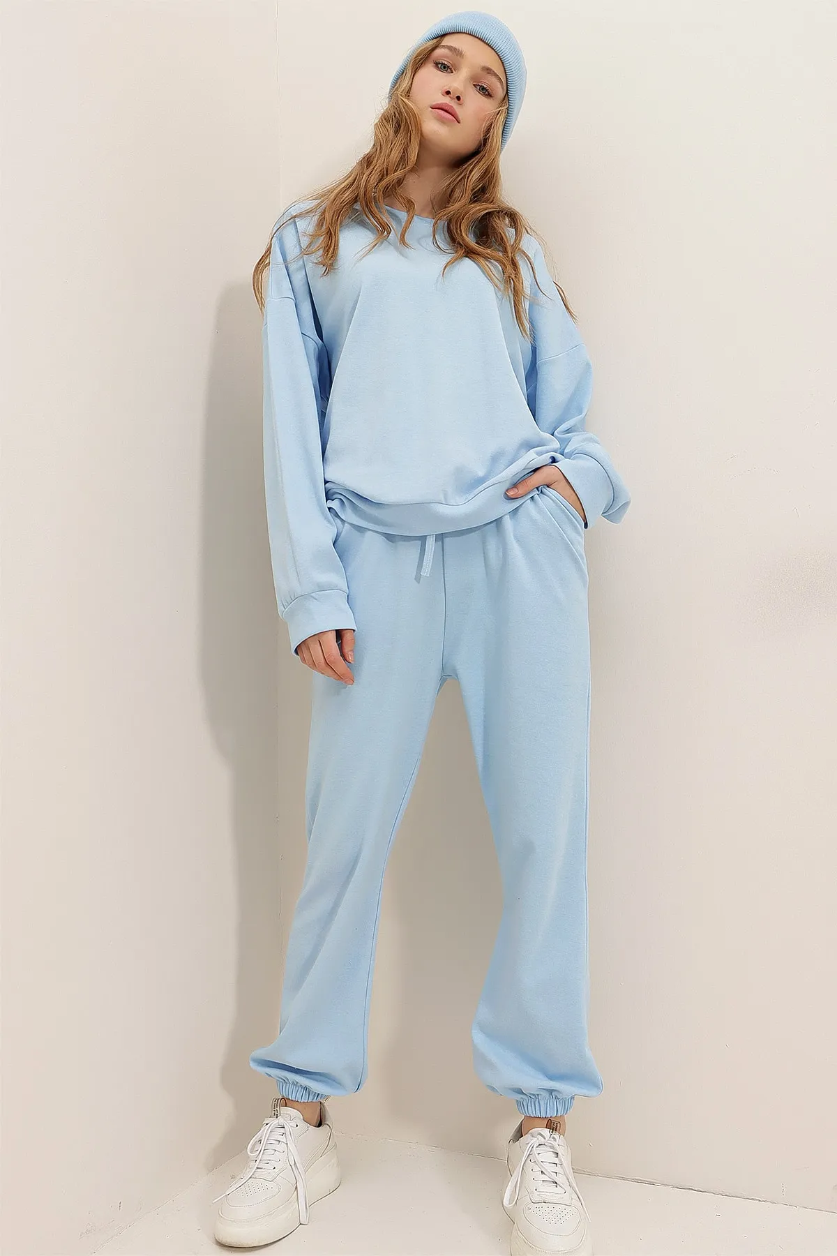 Trend Alaçatı Stili  Babyblaues Trainingsanzug-Set mit Rundhalsausschnitt, elastischer Taille und Beinabschluss mit zwei Fäden für Damen ALC-507-669-001