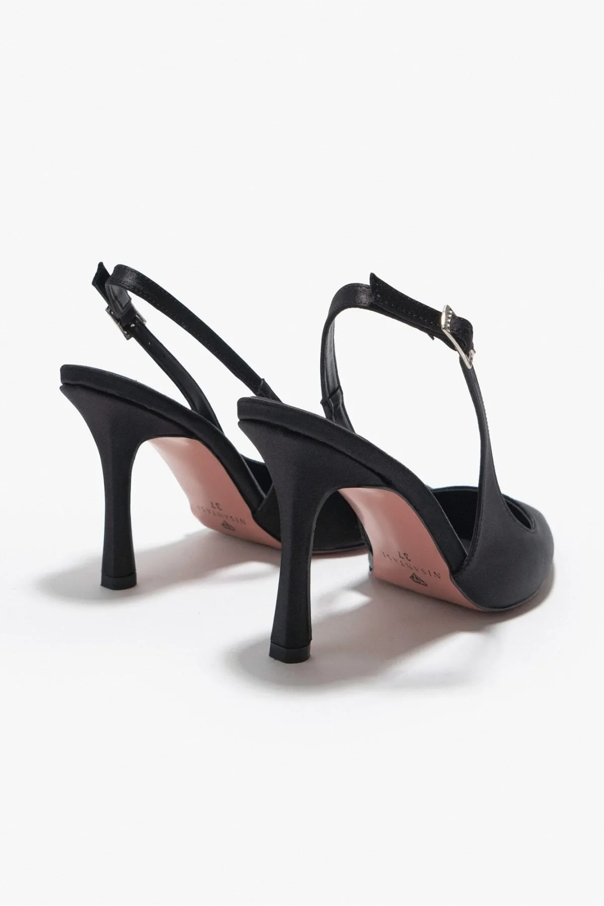 NİŞANTAŞI SHOES  Mendy Damen-Schuhe mit Absatz aus schwarzem Satin mit Gürteldetail und spitzer Zehenpartie