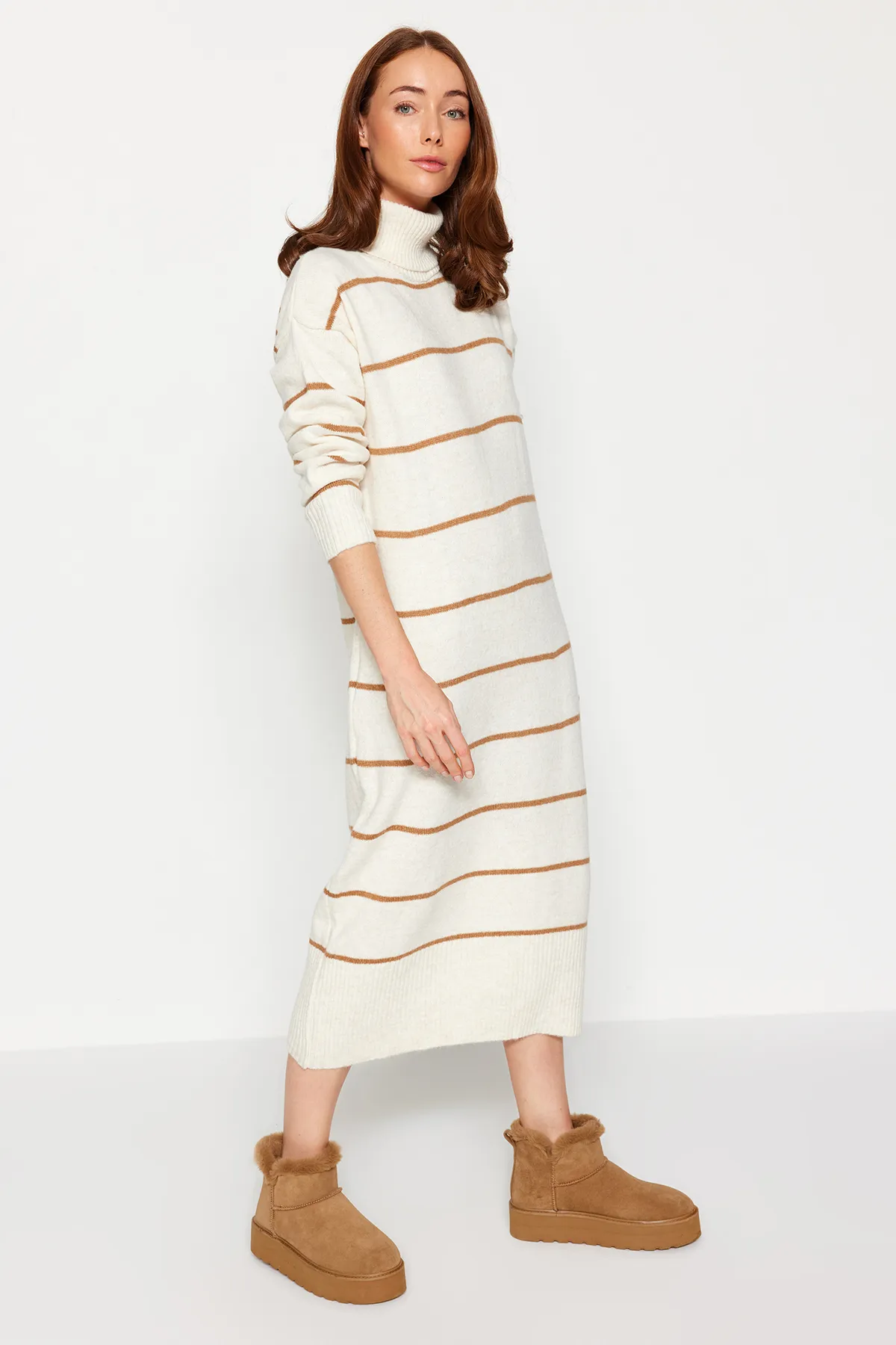 Trendyol Collection  Breite Form Maxi mit Steinstreifen TWOAW24EL00056