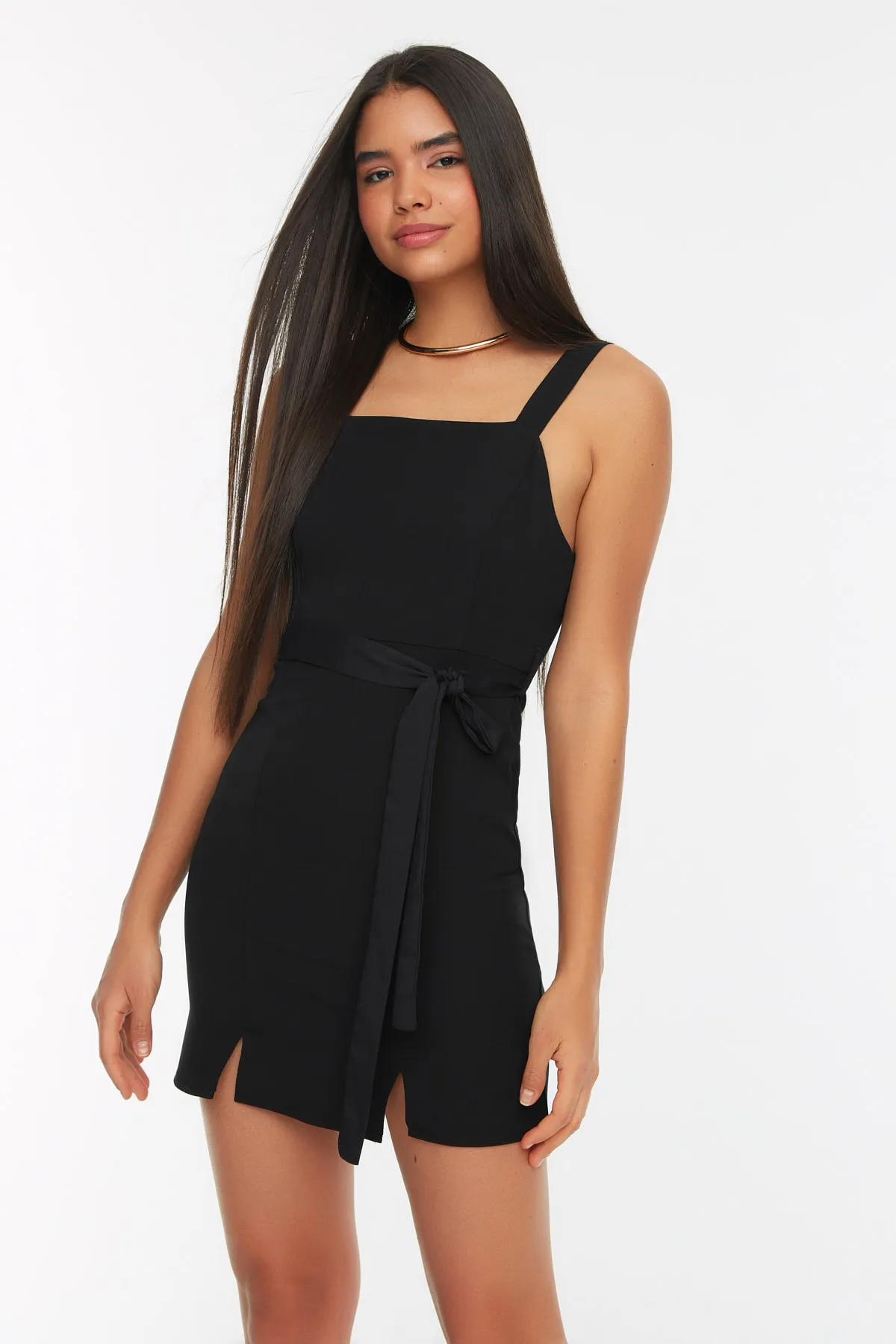 Trendyol Collection  Schwarzes, gerade geschnittenes Mini-Webkleid mit Schlitz und quadratischem Ausschnitt und Gürtel TWOSS20EL0977