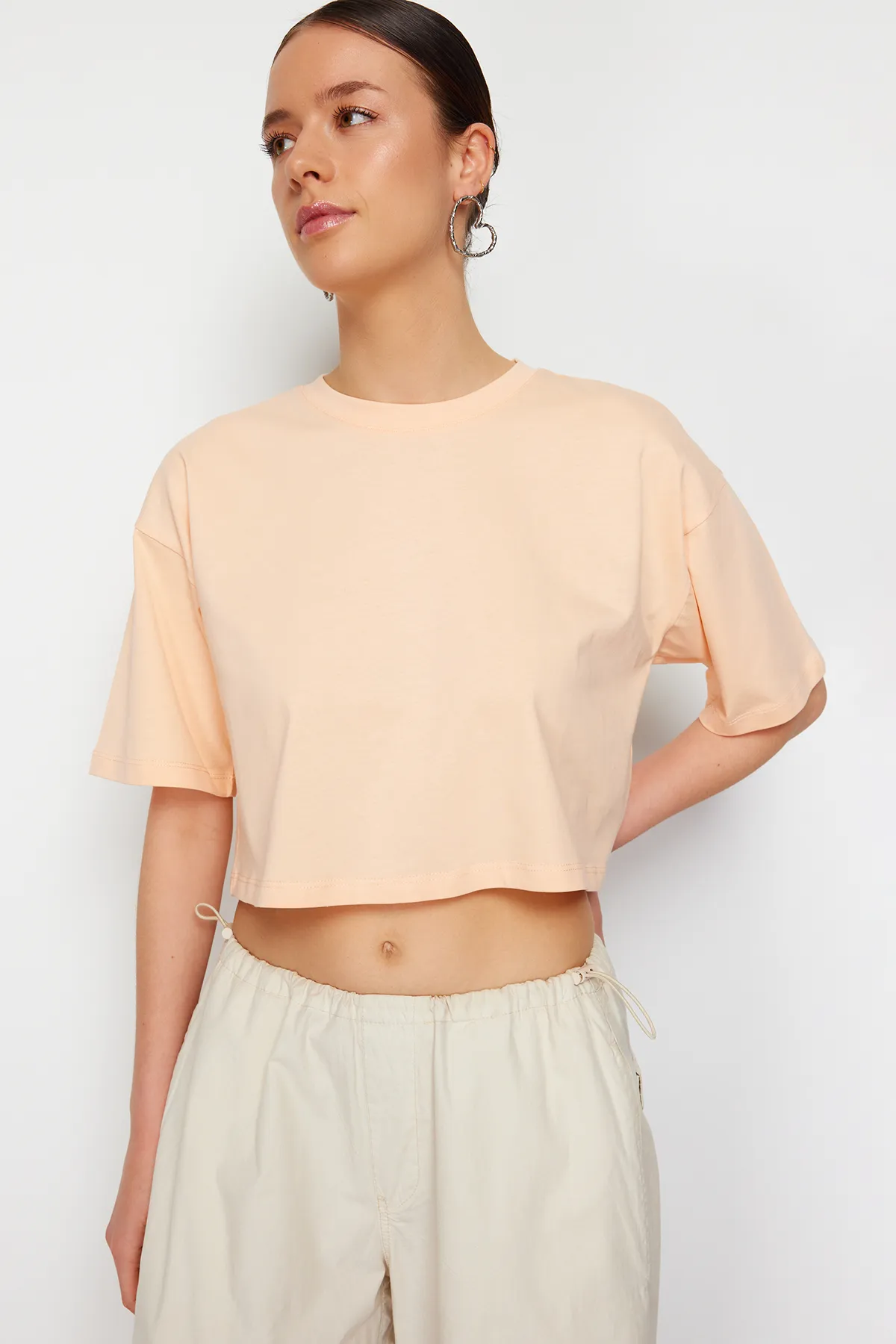 Trendyol Collection  Hochwertiges, pfirsichfarbenes Basic-T-Shirt aus 100 % Baumwolle mit Kurzstrick TWOSS23TS00038