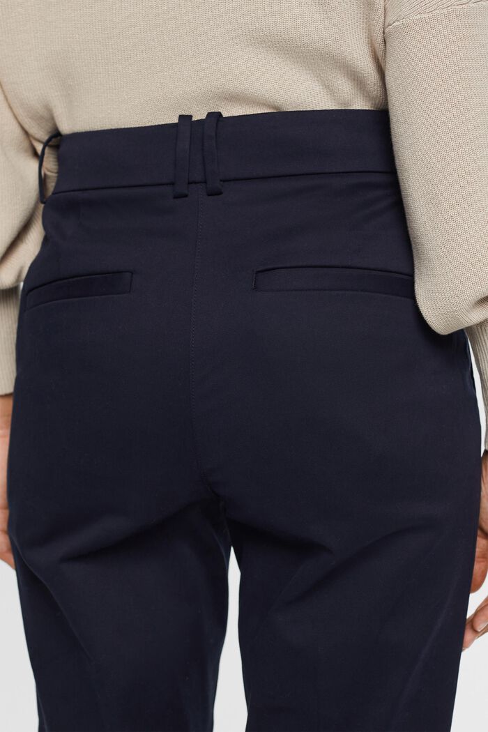 Schmal geschnittene Hose mit hohem Bund